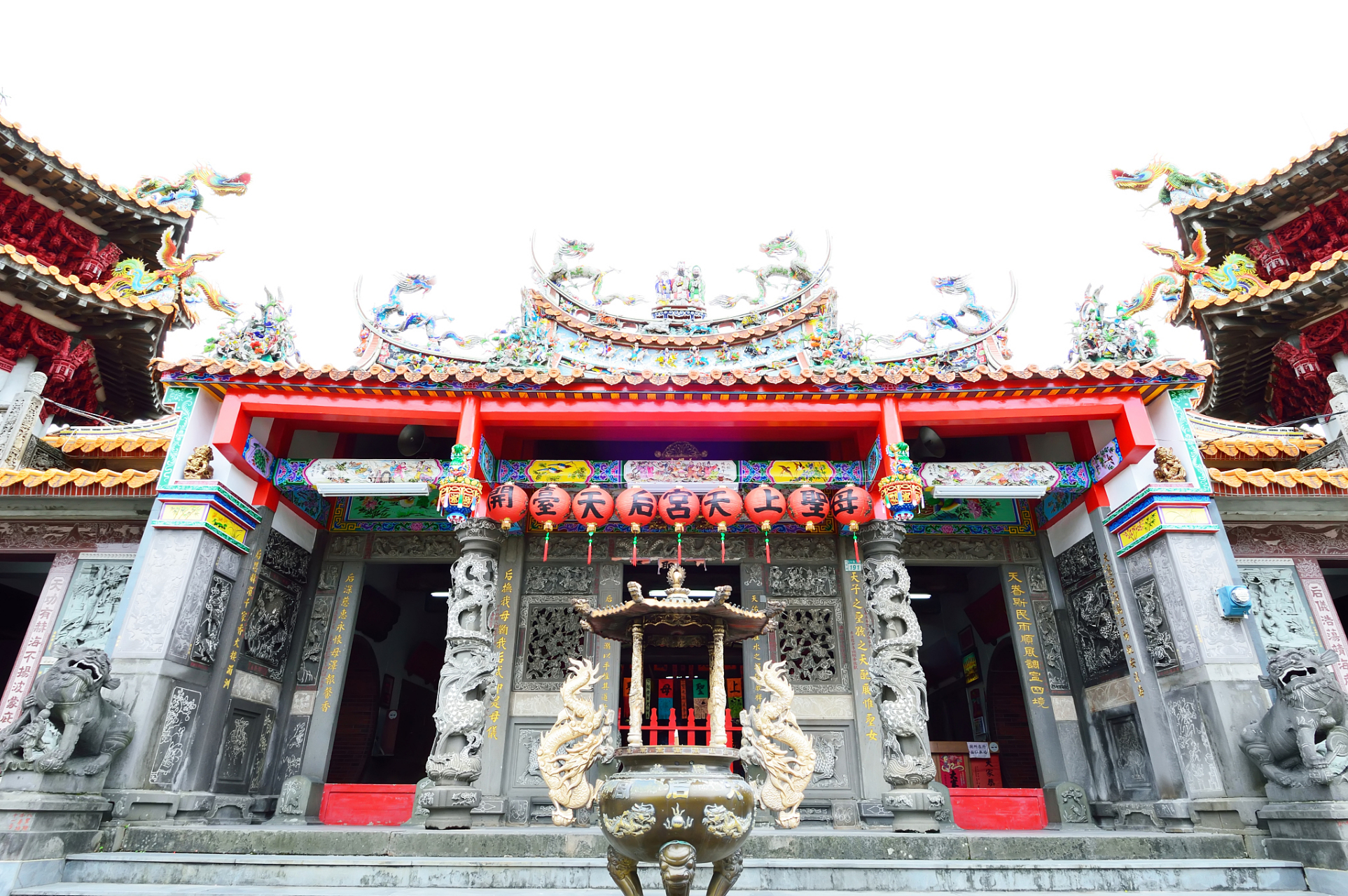 青礁慈济宫,又称慈济东宫,坐落于福建省厦门市海沧区青礁村崎山窒下