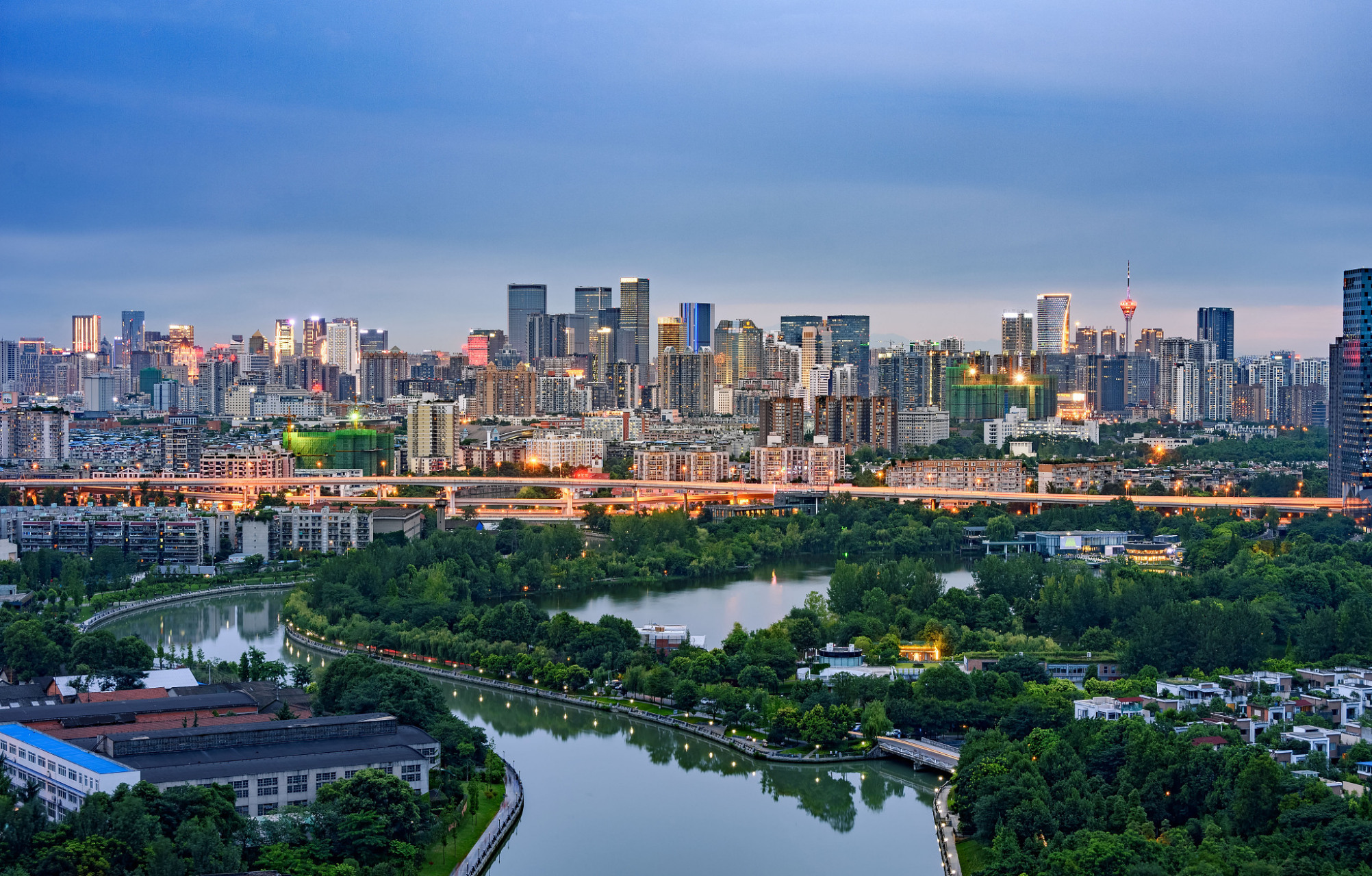 成都高新区的锦城湖湿地公园位于成都城南剑南大道,占地2400亩,其中