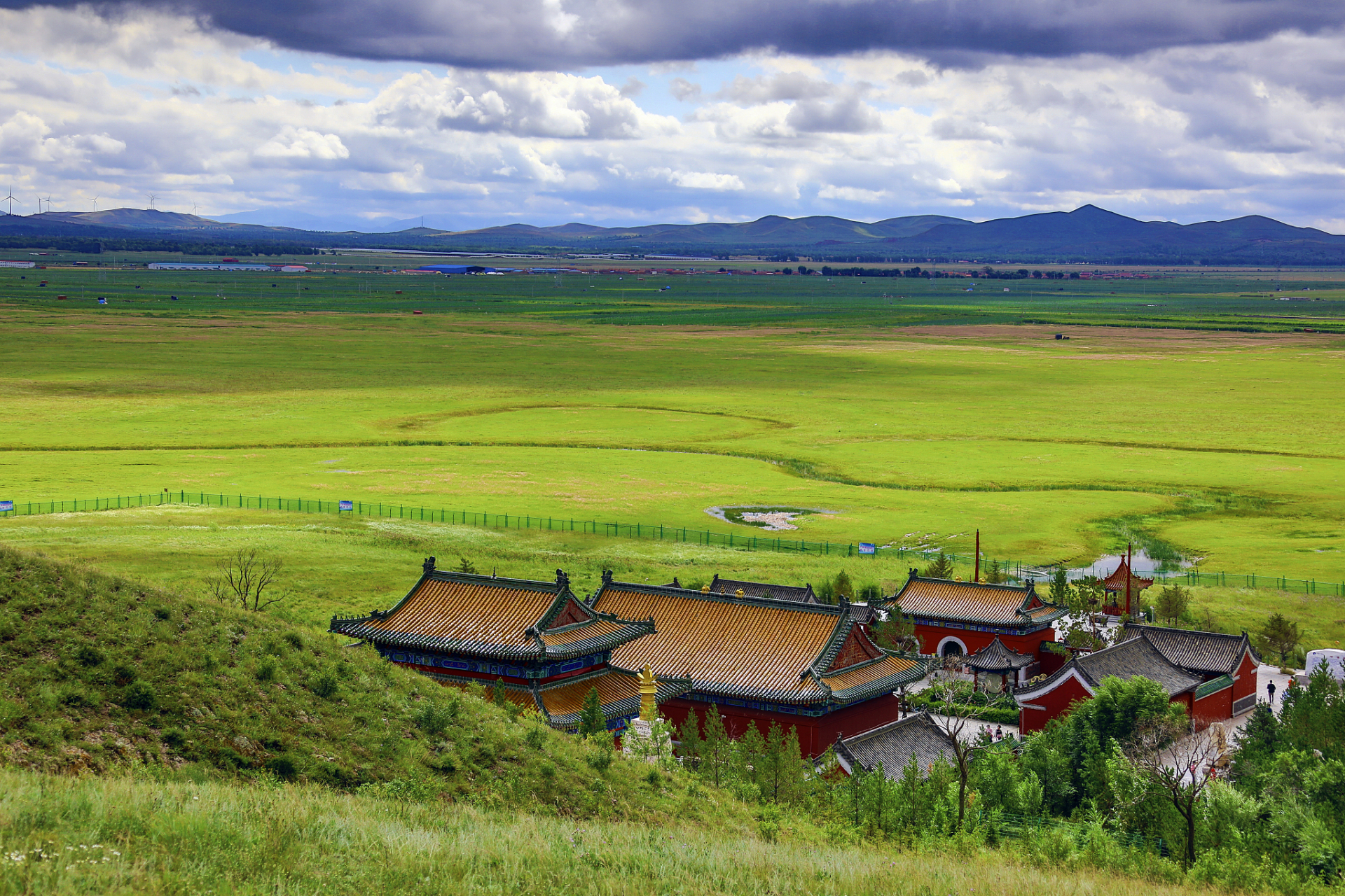 内蒙古珠日河草原旅游区是一个充满浓郁民族风情的旅游胜地,既有丰富
