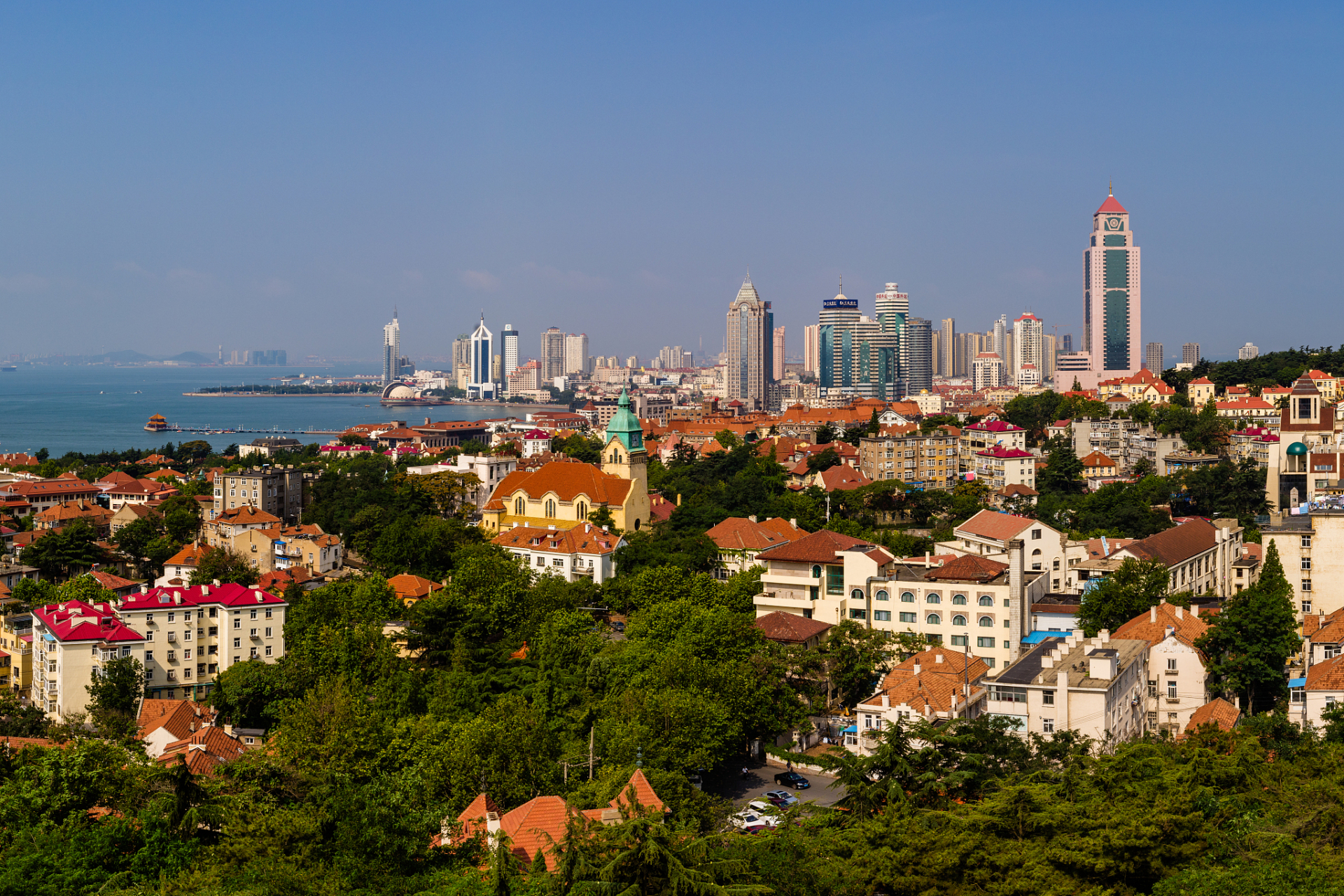 青岛2天自由行攻略 第一天 上午:您可以首先参观青岛的标志性景点