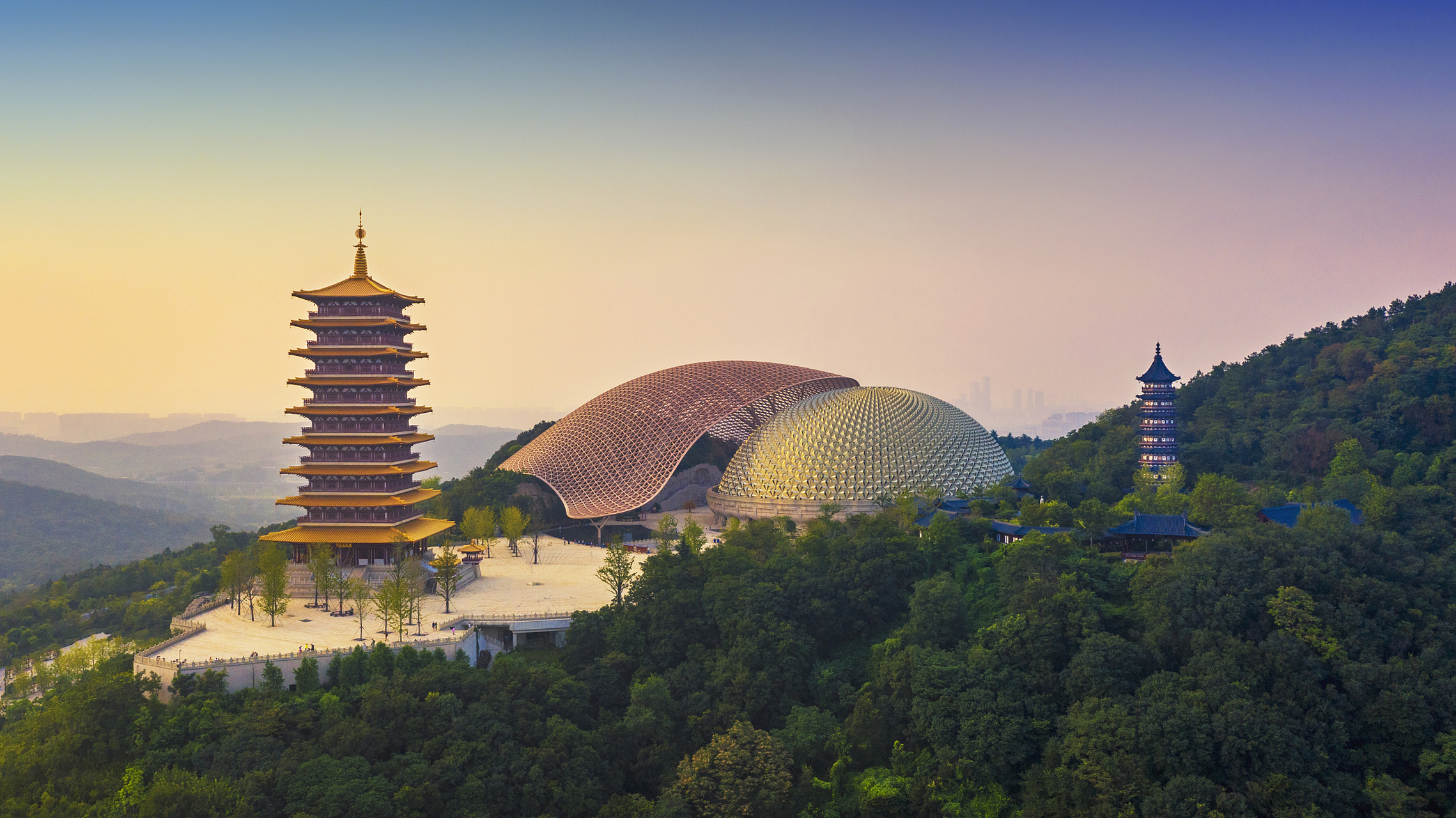 牛首山,又名天阙山,以双峰如牛头之形状闻名.