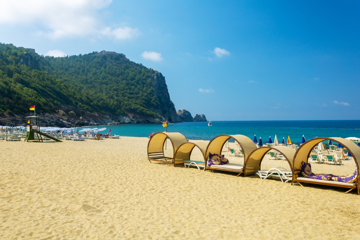 普吉岛在哪: 地理位置: 普吉岛地处北纬7度,周边有32座离岛,拥有清澈