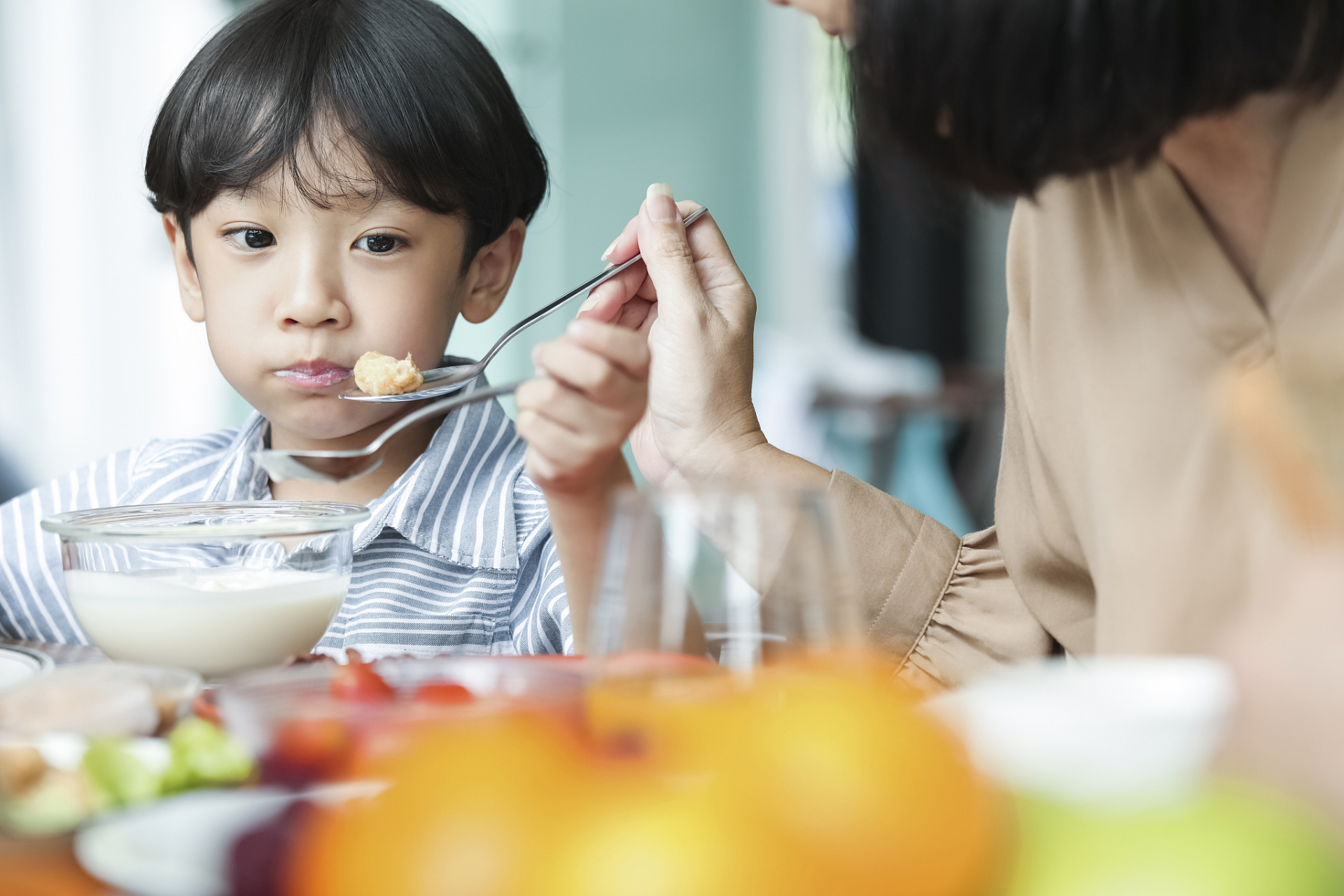 宝宝小的时候,不会自己吃饭,所以家长都会给宝宝喂饭.