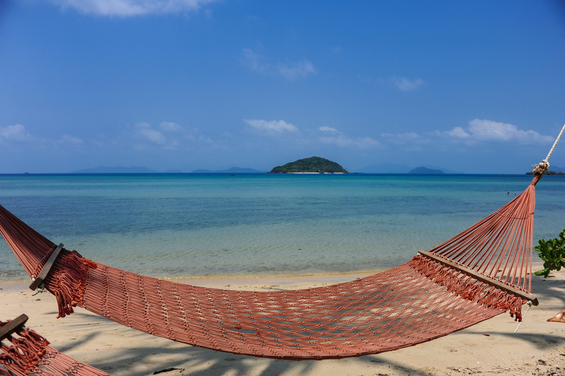 距离三亚市东北部海岸2.