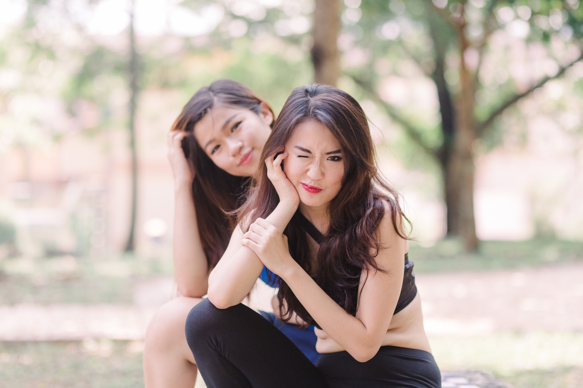 我有一个闺蜜,认识15年了,我们的关系亲如姐妹,我们的女儿也上了同一