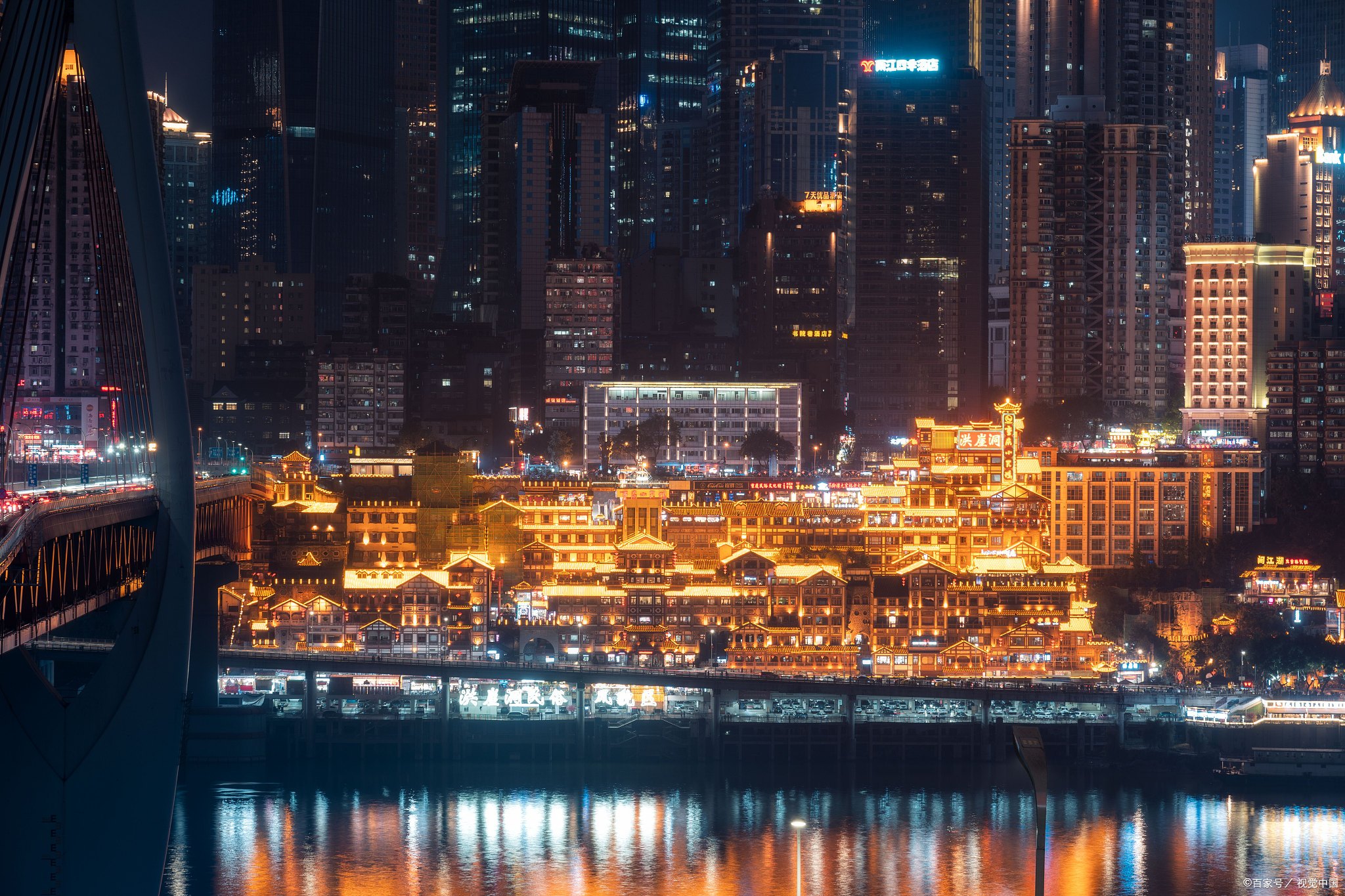 重庆,这座山水之城,每逢春节,都洋溢着浓厚的年味和独特的魅力.