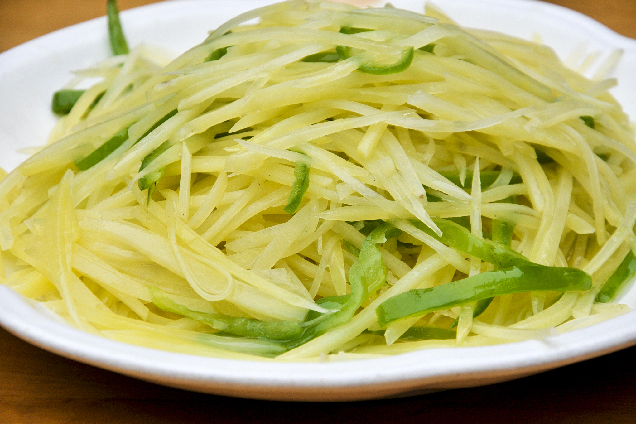 青椒土豆丝是一道家常菜,制作简单易学.