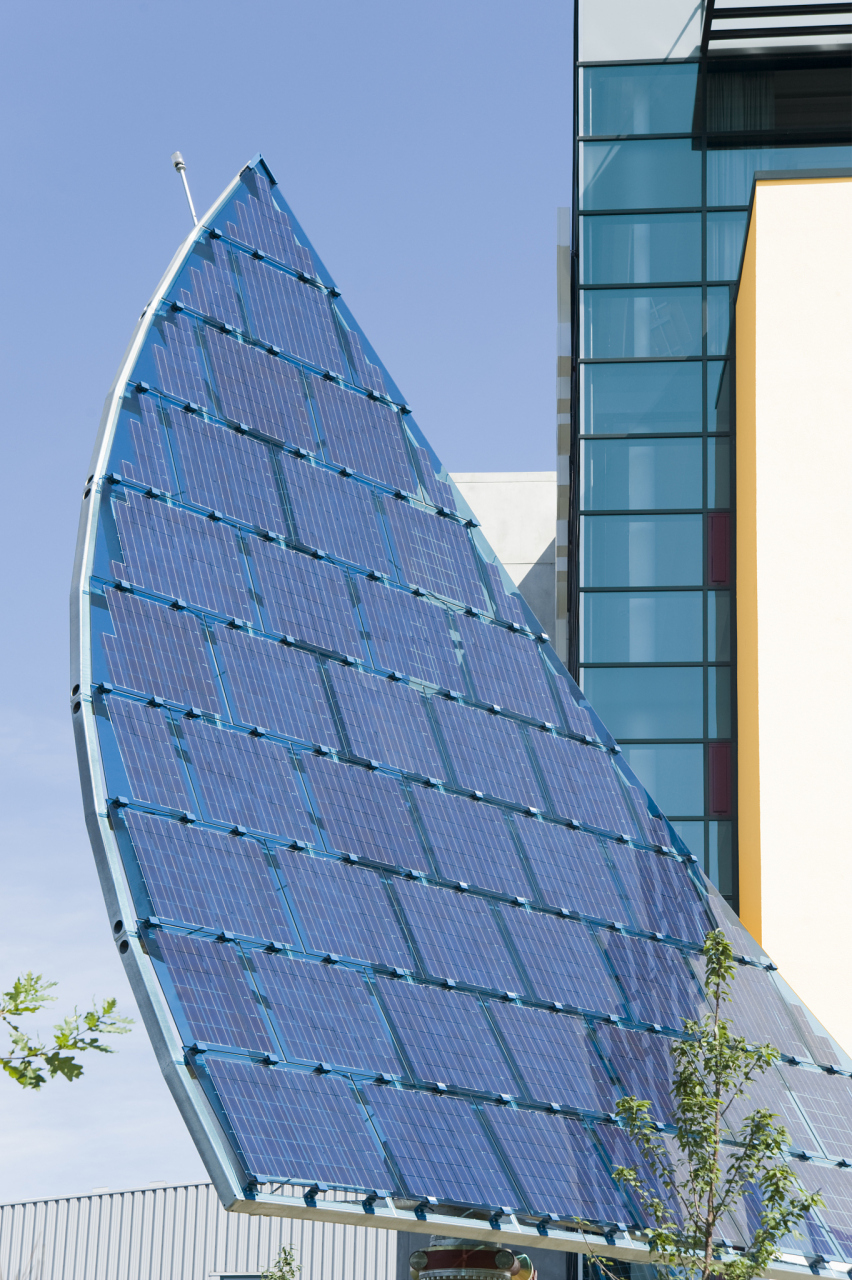 solarcity(太阳城)是一家美国的太阳能能源服务公司,由彼得·里夏兹