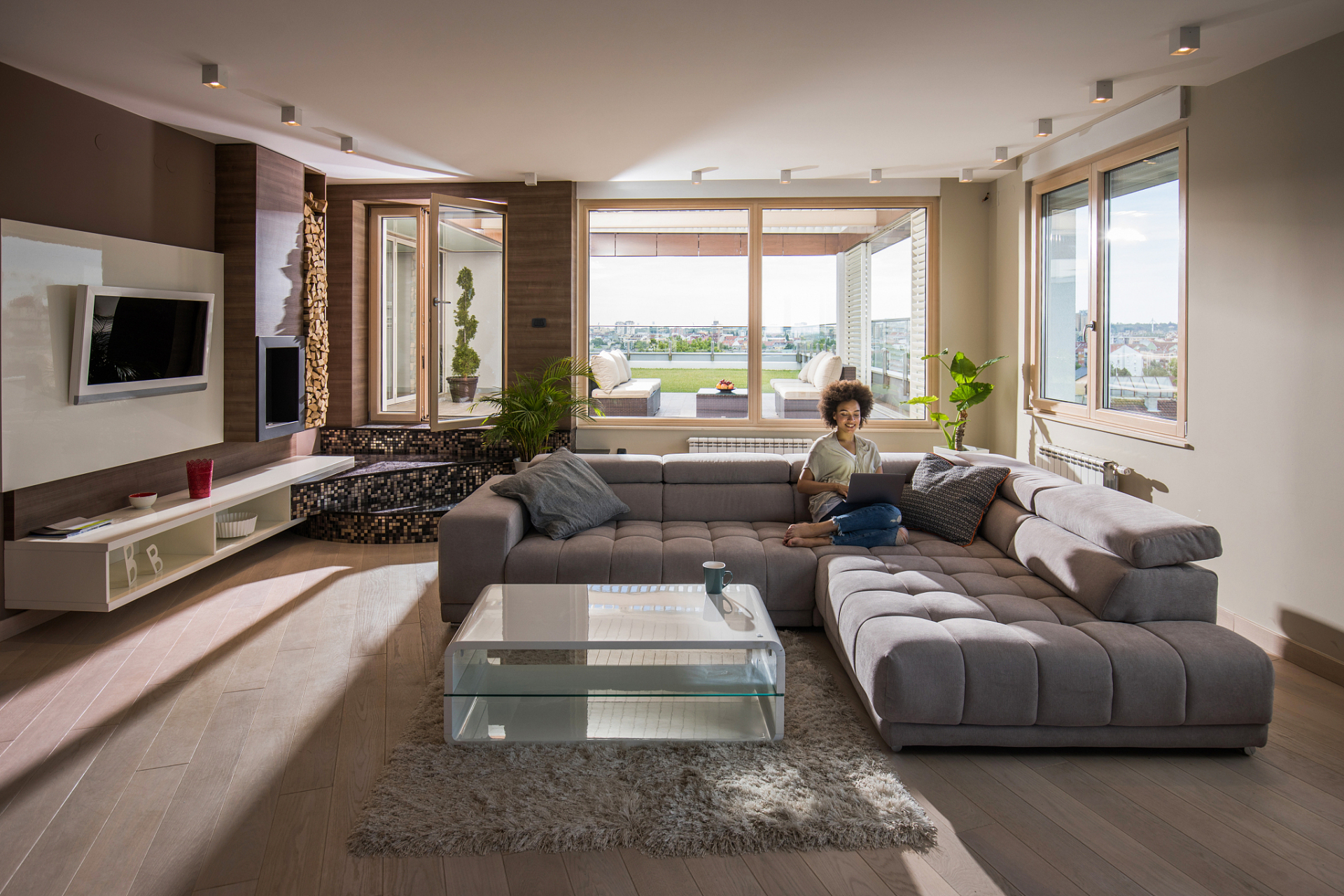 客厅中的沙发,茶几与电视柜是相互关联的,它们共同构成了客厅的家居