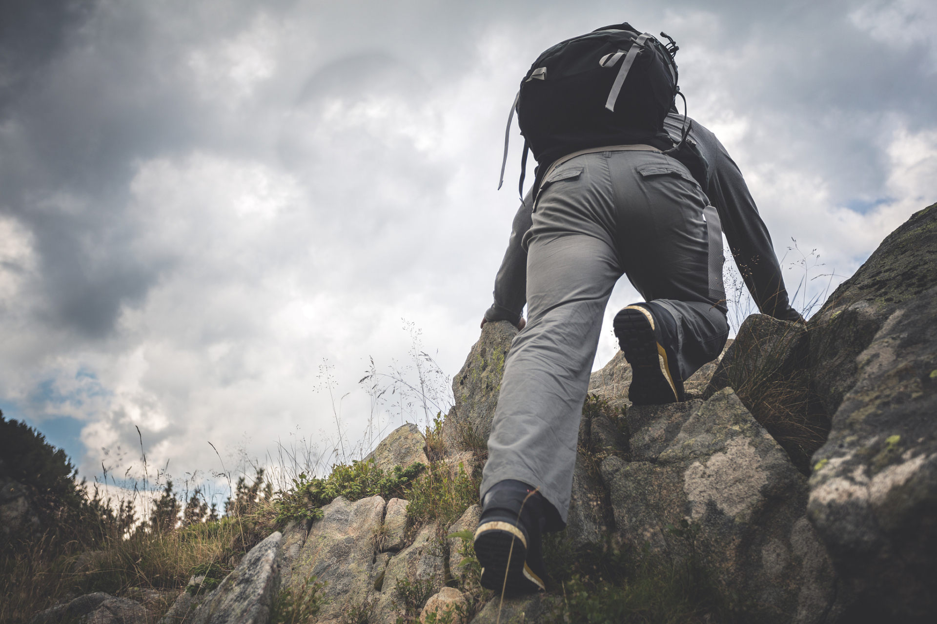 在面对人生挑战时,不要轻易放弃攀登,要勇敢地向上攀登,克服困难,不断