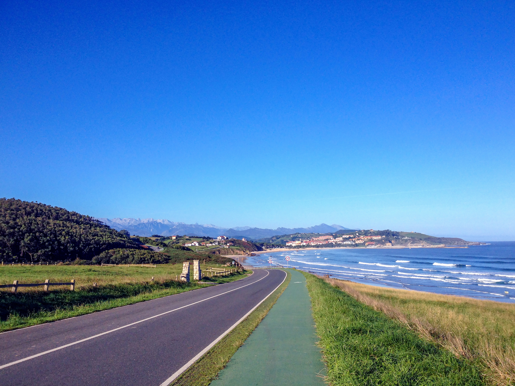 太阳湾公路位于海南省三亚市海棠湾区,这条公路以其独特的海景和浪漫