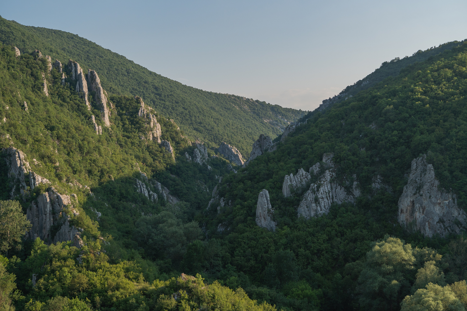 金龙山国家森林公园位于黑龙江省哈尔滨市阿城区,是个不错的选择!