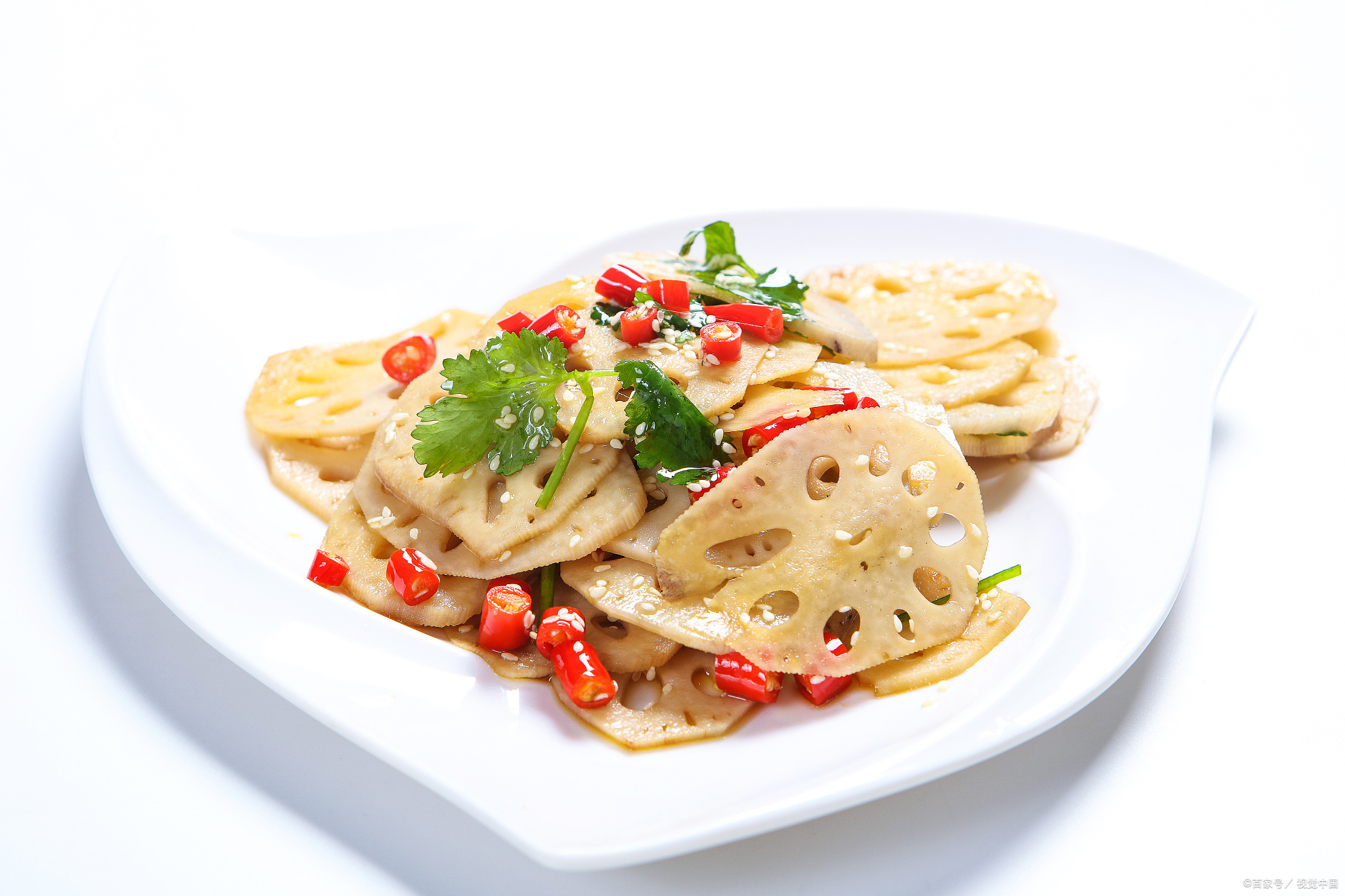 说到南京的美食,怎能不提那让人垂涎三尺的冰糖蜜汁藕呢?