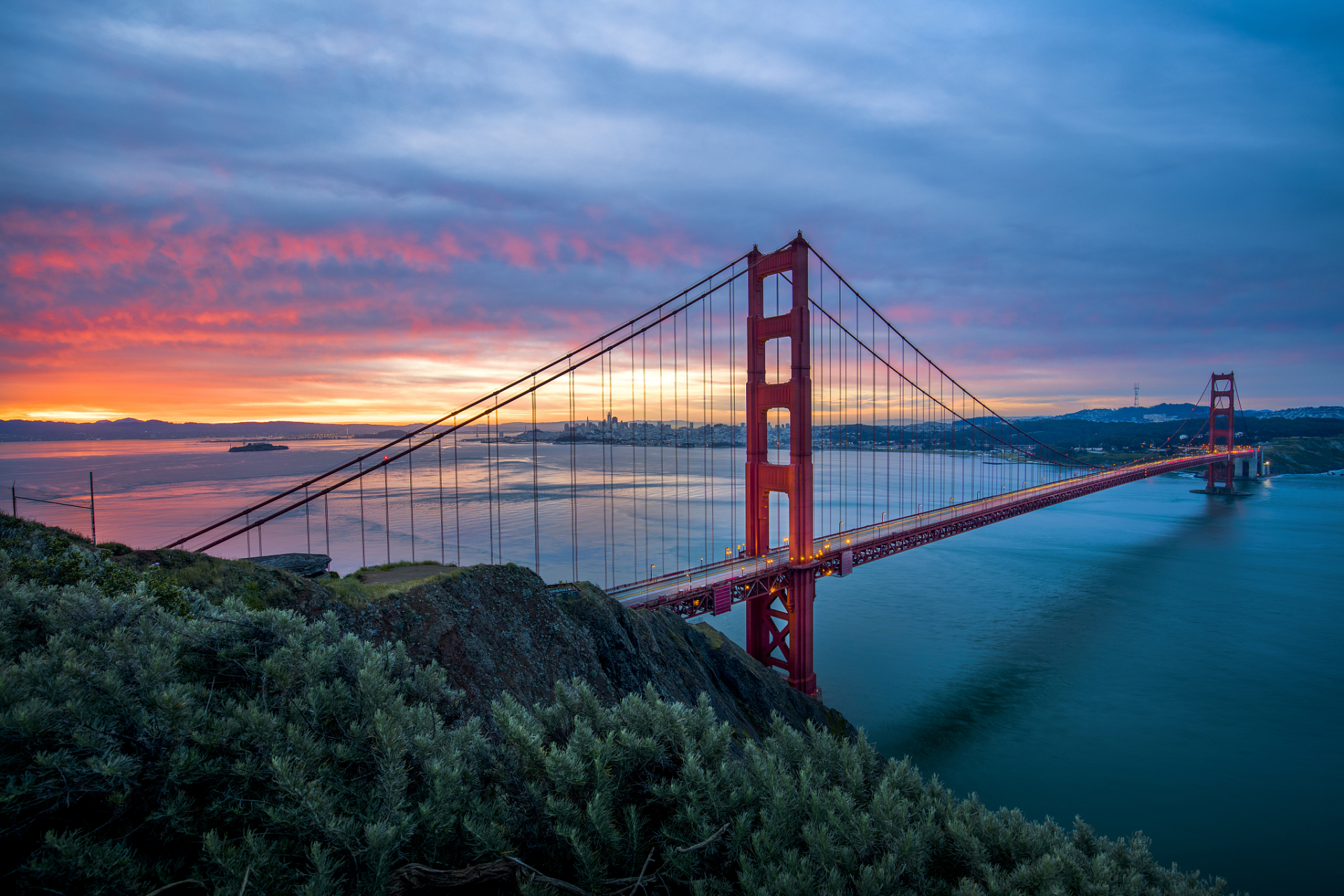 金门大桥,是美国旧金山的标志性建筑之一,也是电影中频繁出现的地标.