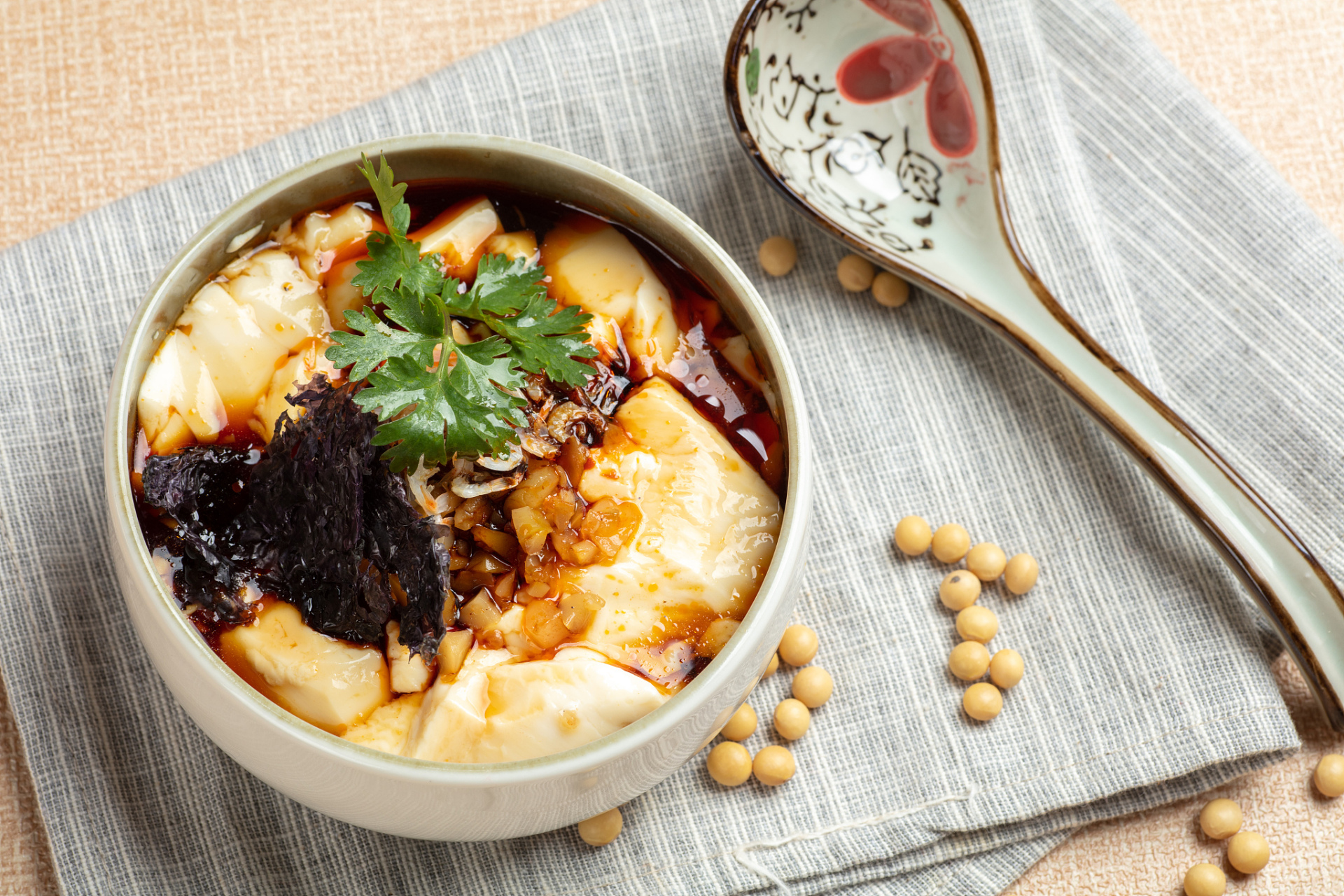 今天早上去早餐店买了两份豆腐脑打包和一笼茴香馅的包子,结账时老板