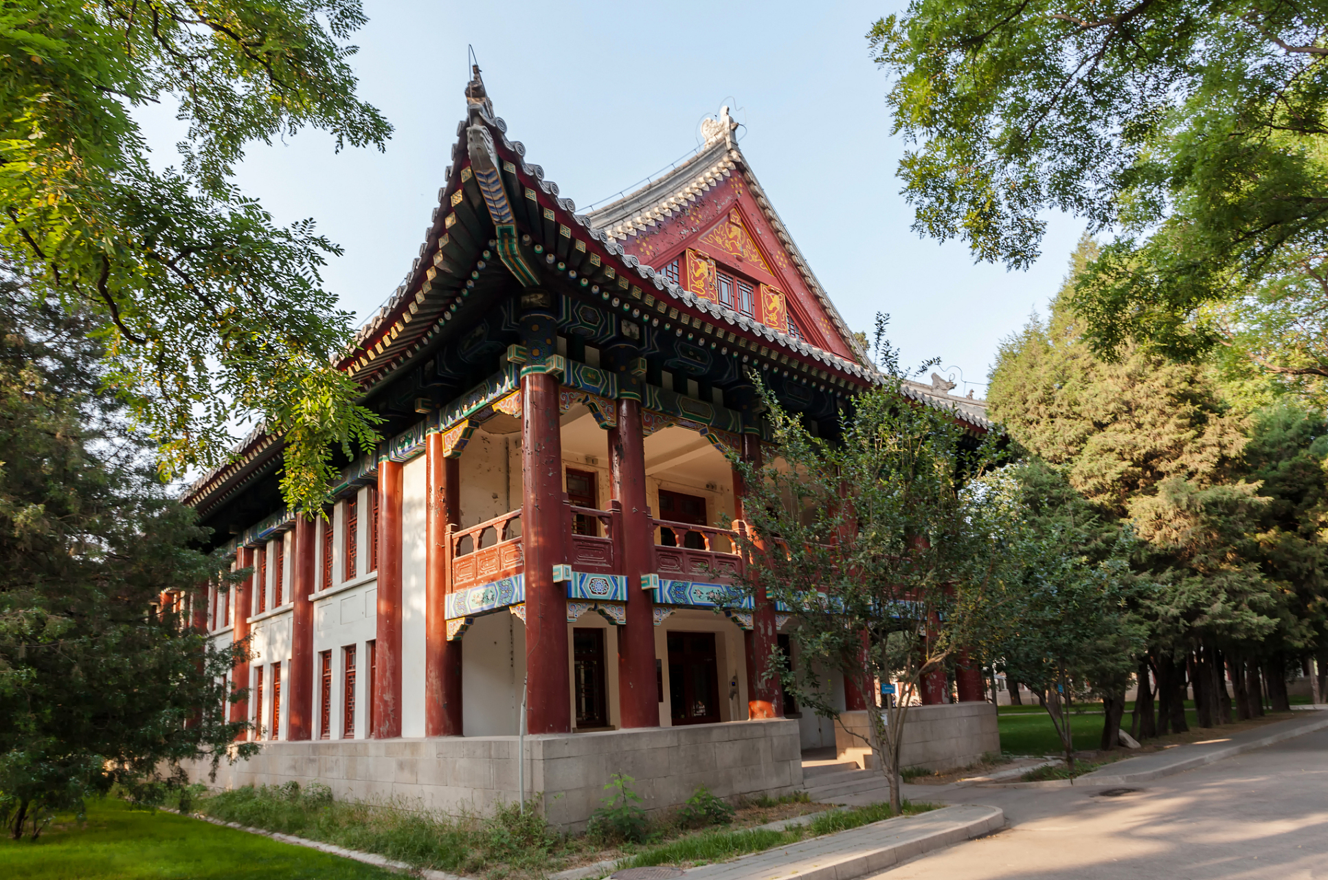 河南大学,位于中国历史悠久的开封市,是一所著名的高等学府.