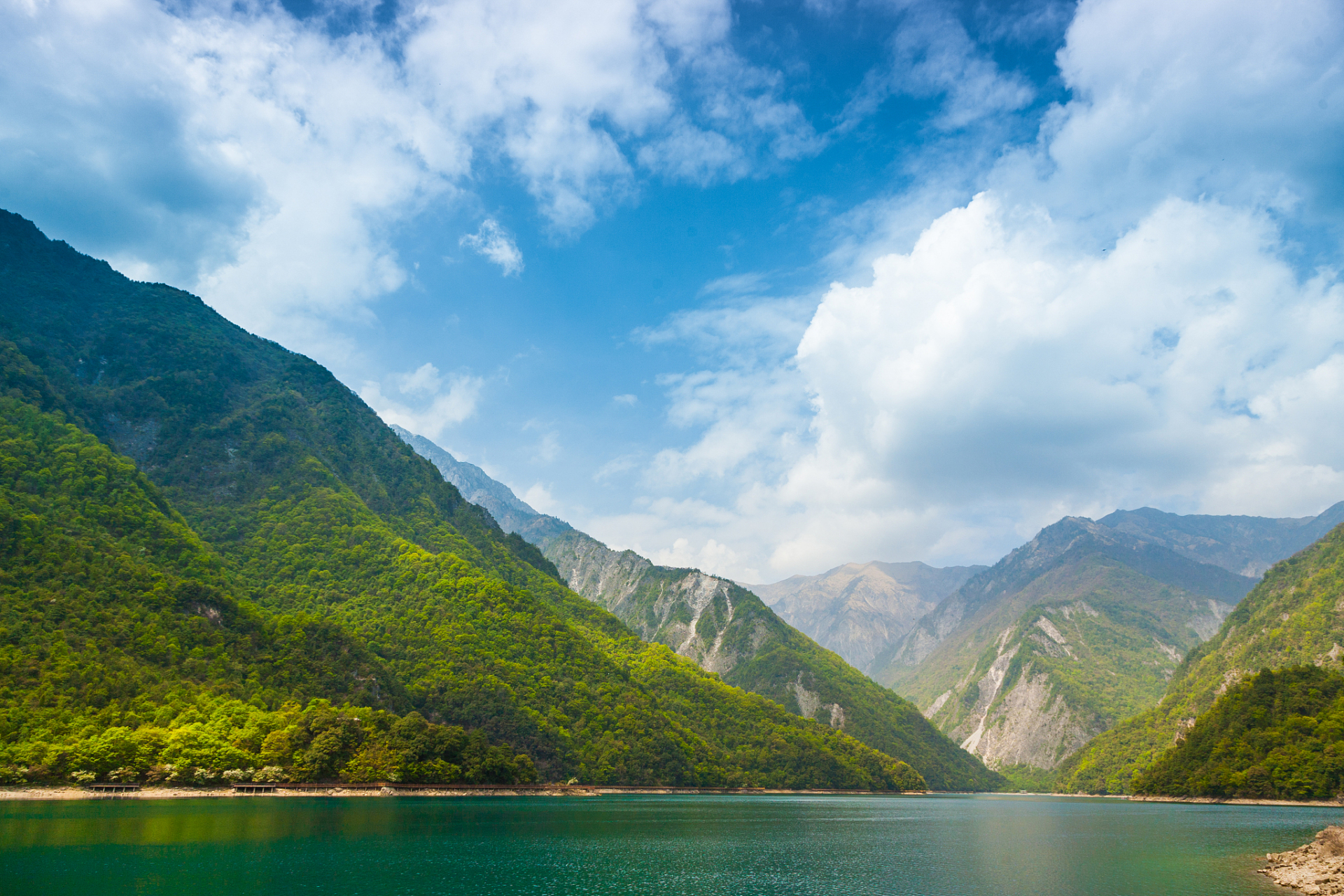 甘肃,这个神奇的地方,展现出从东南到西北的多样化景致.