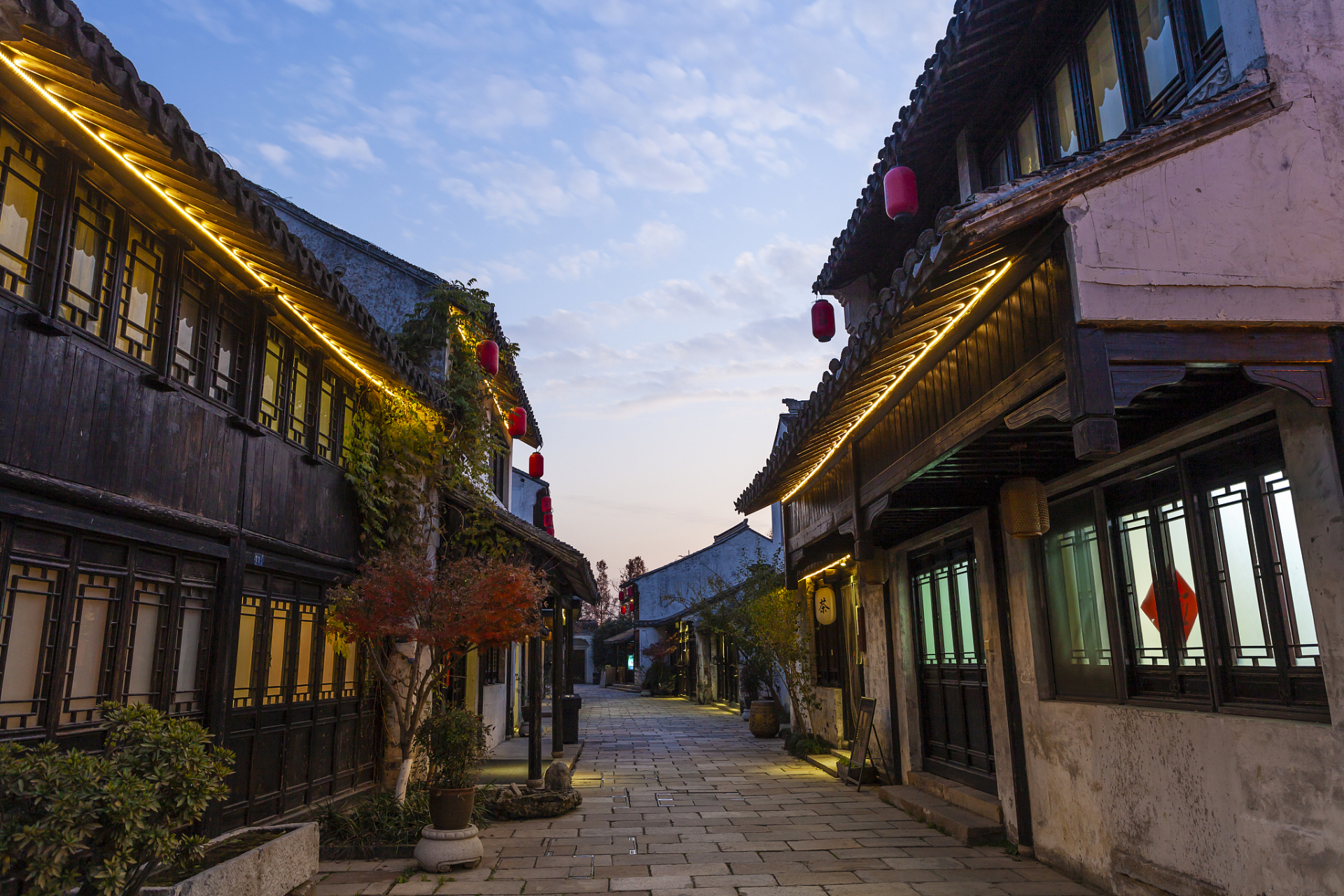 以下是濮院古镇游玩攻略:  必去景点: 濮院古镇有许多著名景点,其中最