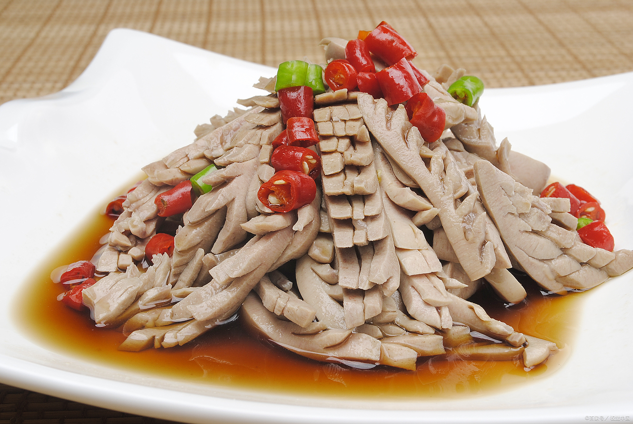 双椒爆腰花准备食材:猪腰子300克,杭椒10克,小红椒10克,葱,姜,蒜末