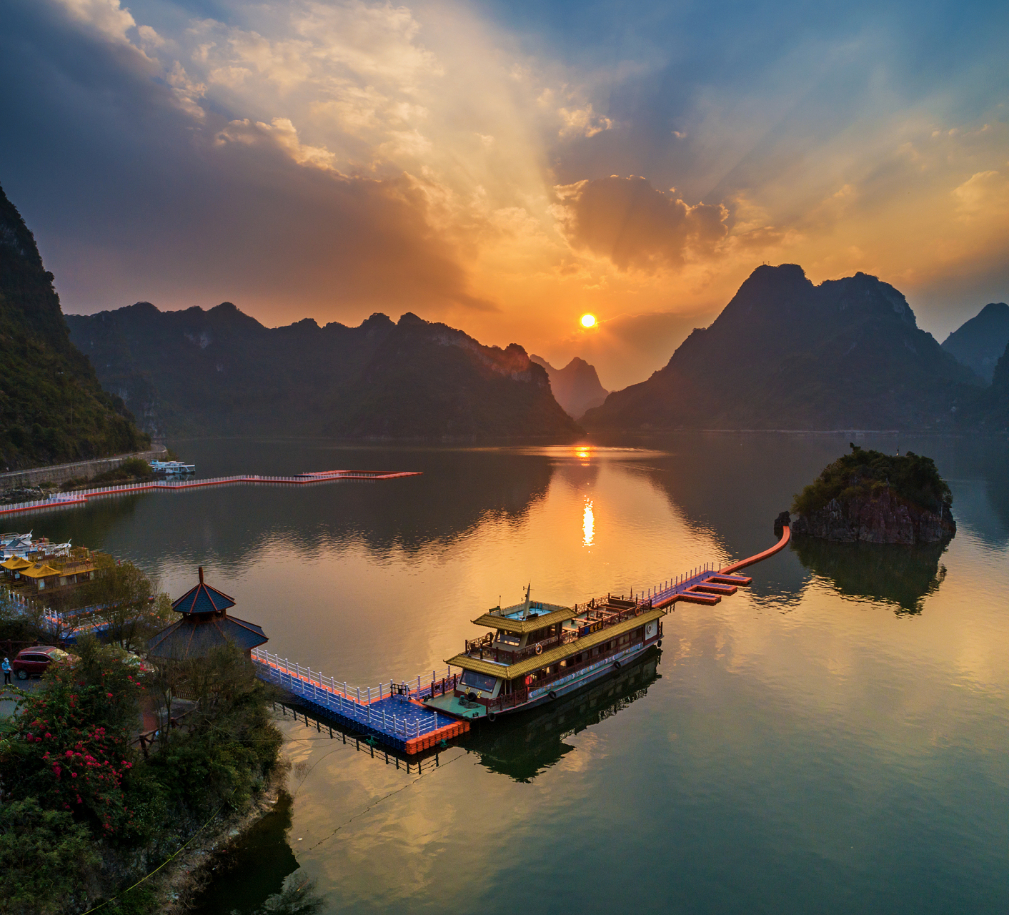 首先,从贵阳北站下车,我们来到了青岩古镇.