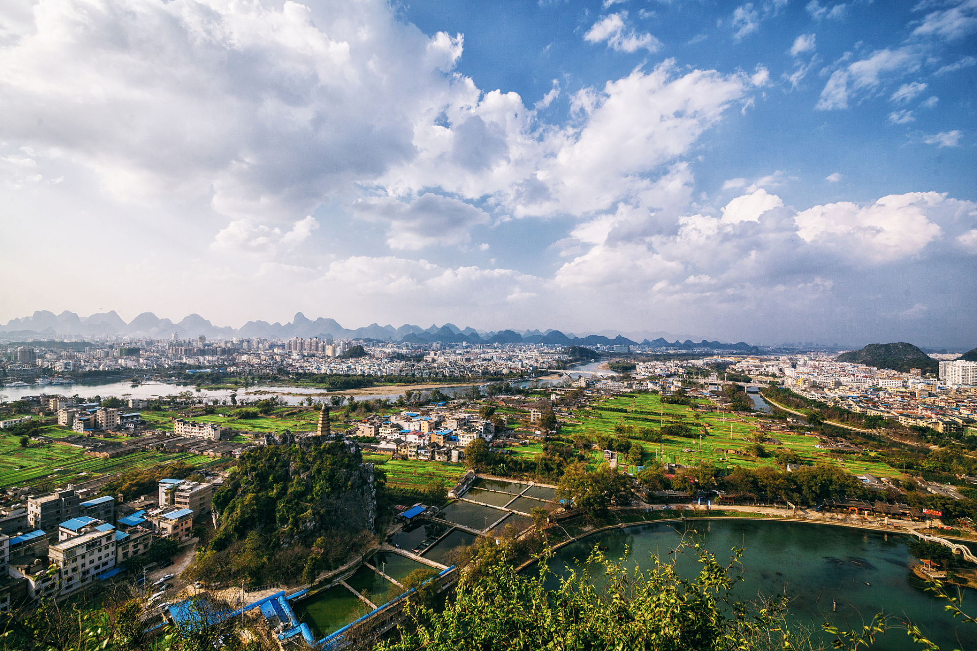 钟山县,广西贺州市辖县,位于广西东北部,总面积1472平方千米,常住人口