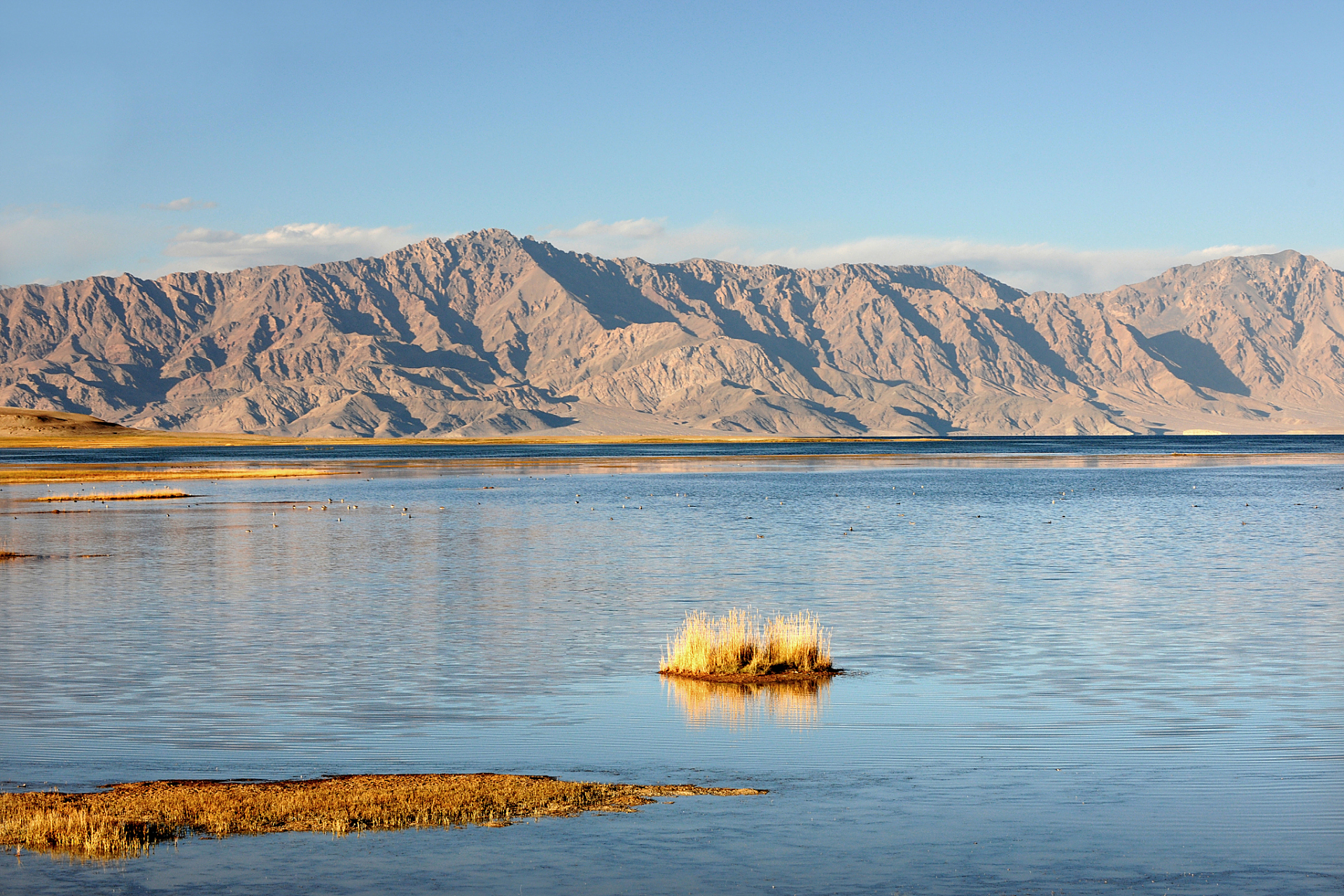 作为新疆最美丽的湖泊之一,阿克库勒湖凭借其壮丽的景色和独特的自然