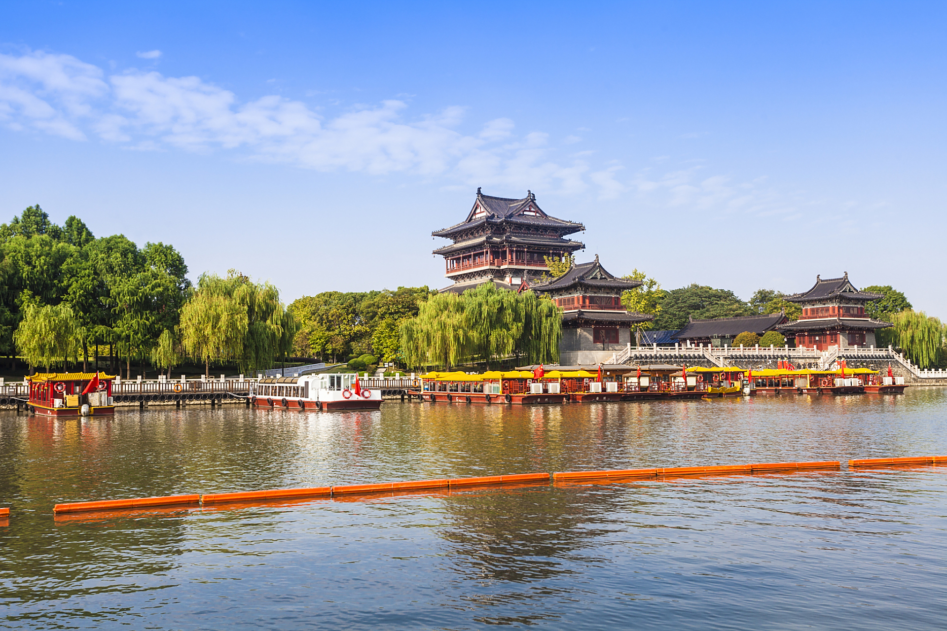 夏日里,踏足泰州凤城河风景区,如同步入一片清凉世界.