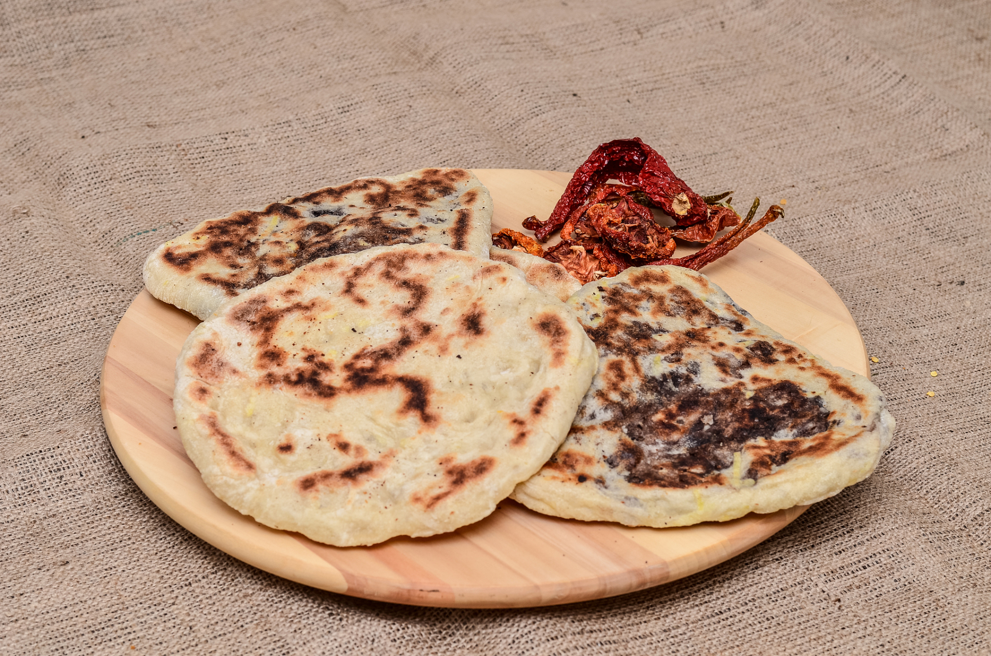 梅菜扣肉饼是浙江的一种美食,又叫"缙云烧饼",是用面粉,新鲜猪肉,梅干