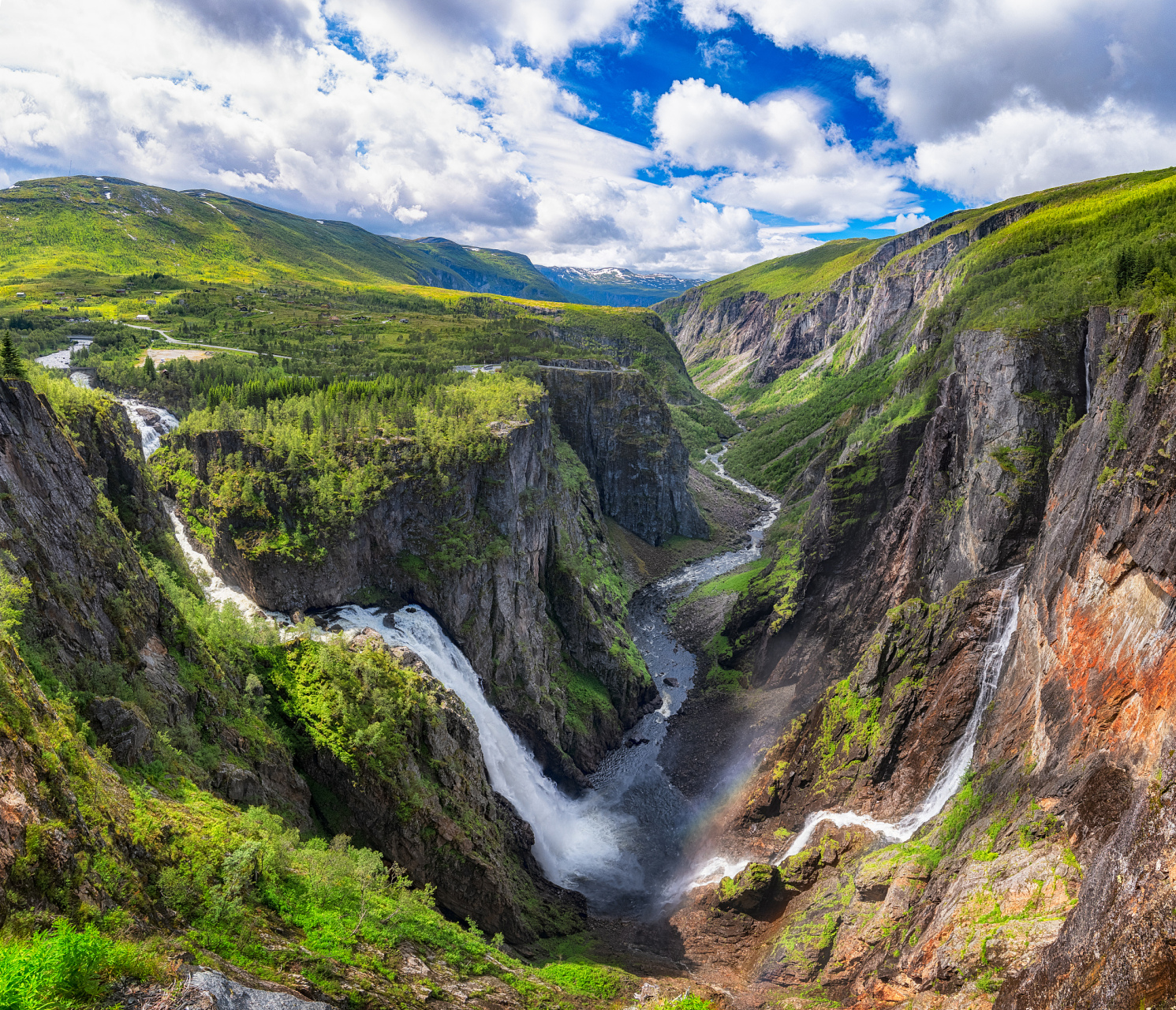 卢森堡大峡谷,位于卢森堡新老市区之间,以阿道夫大桥跨越而成,壮丽的