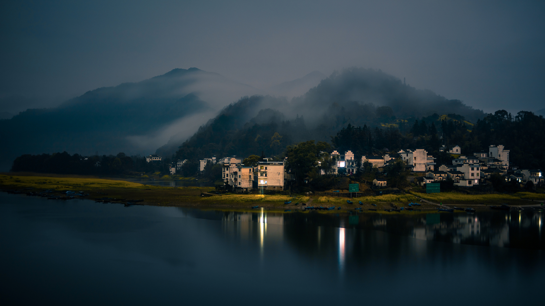 在浙江丽水青田县的小村庄,水面倒映着天空和云朵,营造出水天一色的