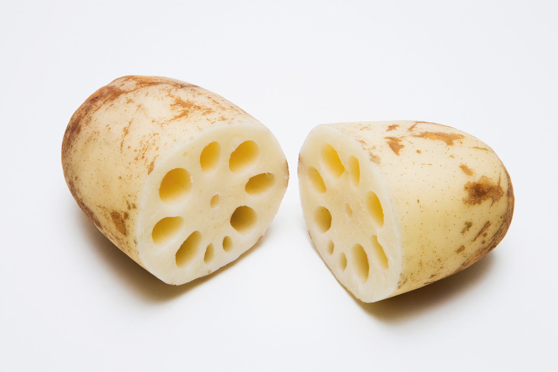 建议大家秋天多吃莲藕的原因有以下几点@纳兰南汐   营养丰富:莲藕