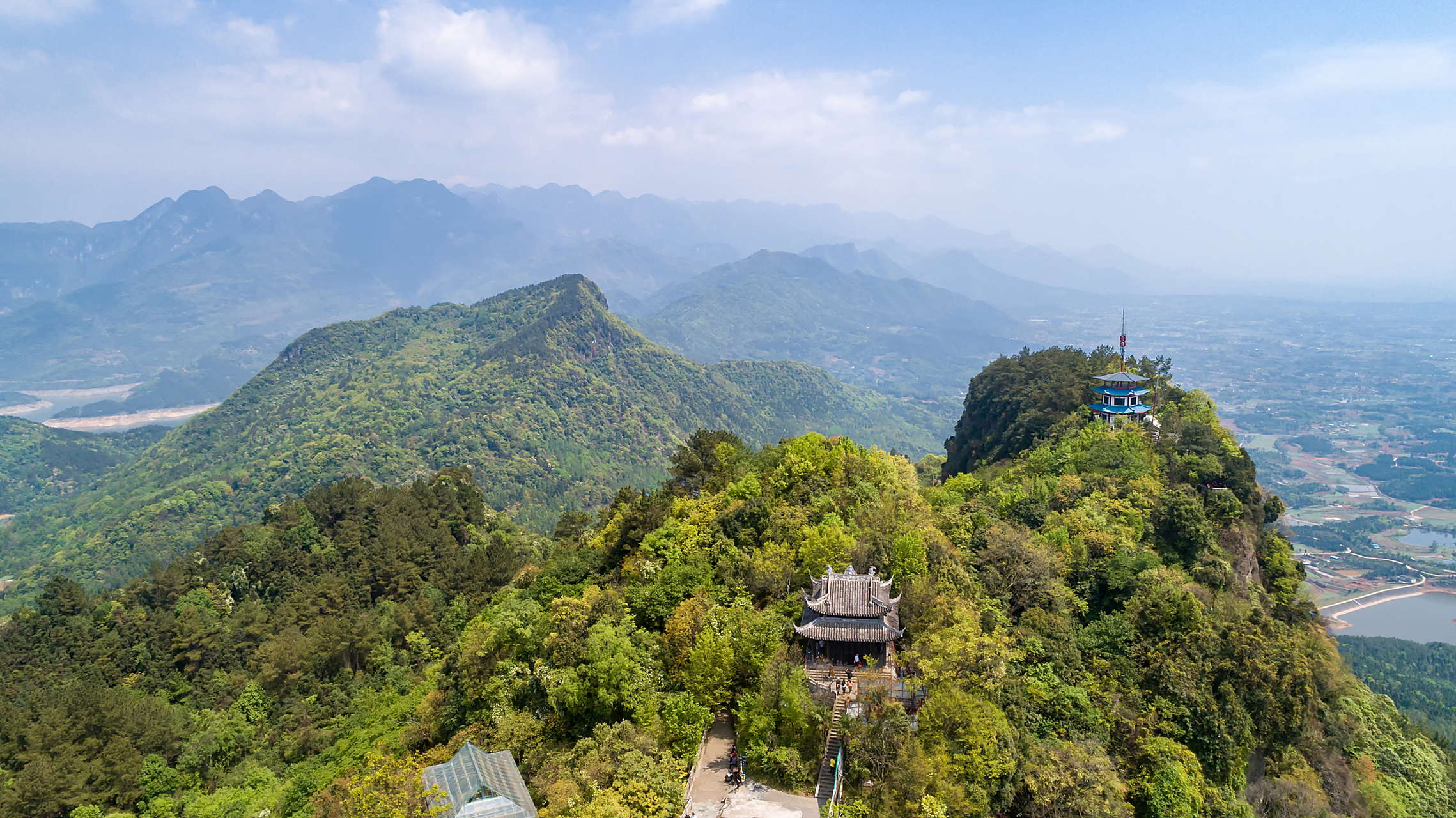 苏仙岭因苏仙神奇,美丽的传说而驰名海内外,岭上有白鹿洞,升仙石,望母