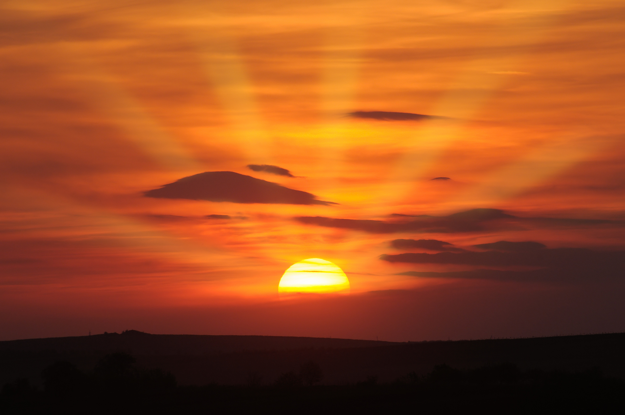 东山再起太阳夕阳像喷射的岩浆朝阳从山河升起的图片