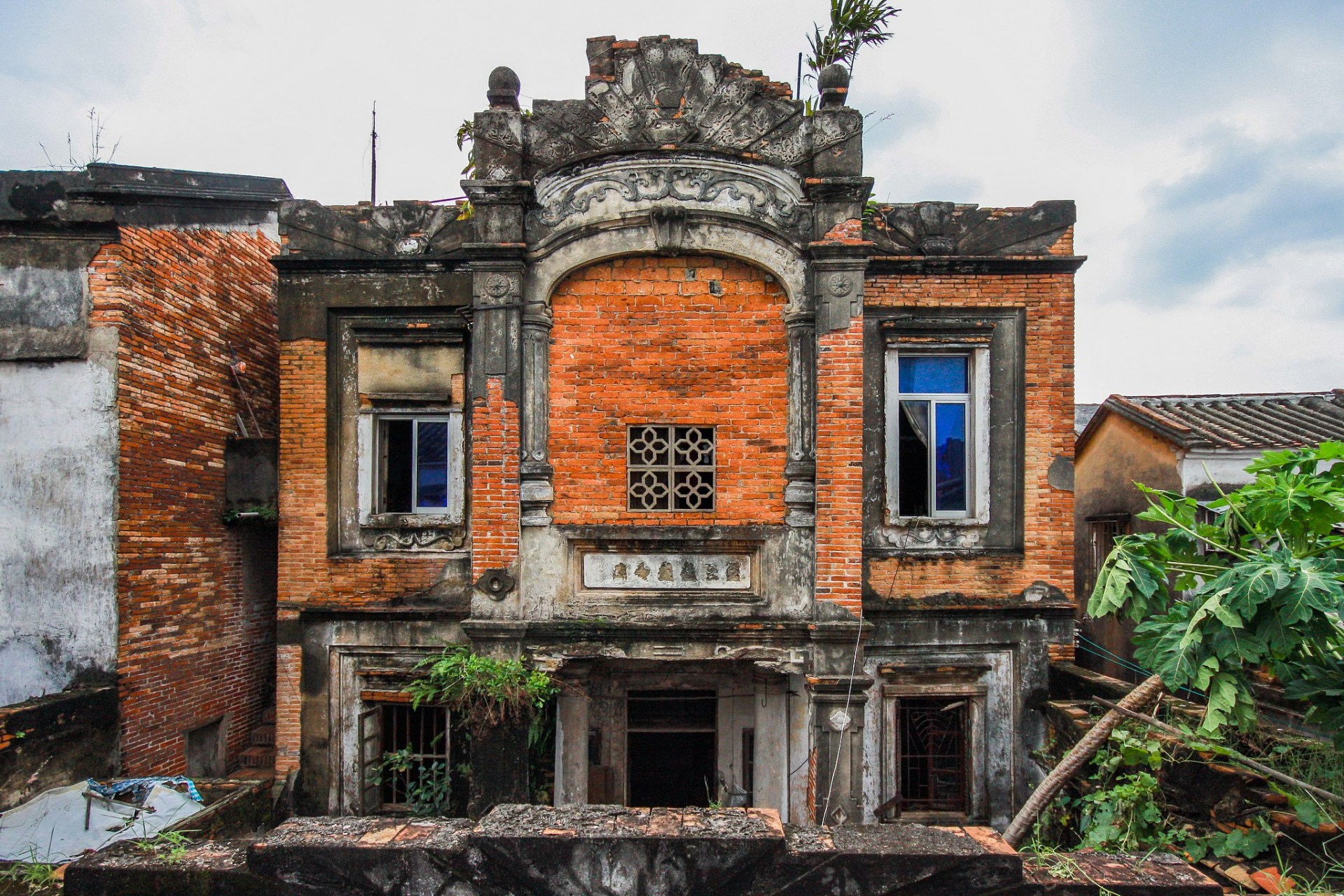 在赤坎,可以欣赏骑楼建筑,品尝街头小吃,还可以在赤坎影视城探寻电影