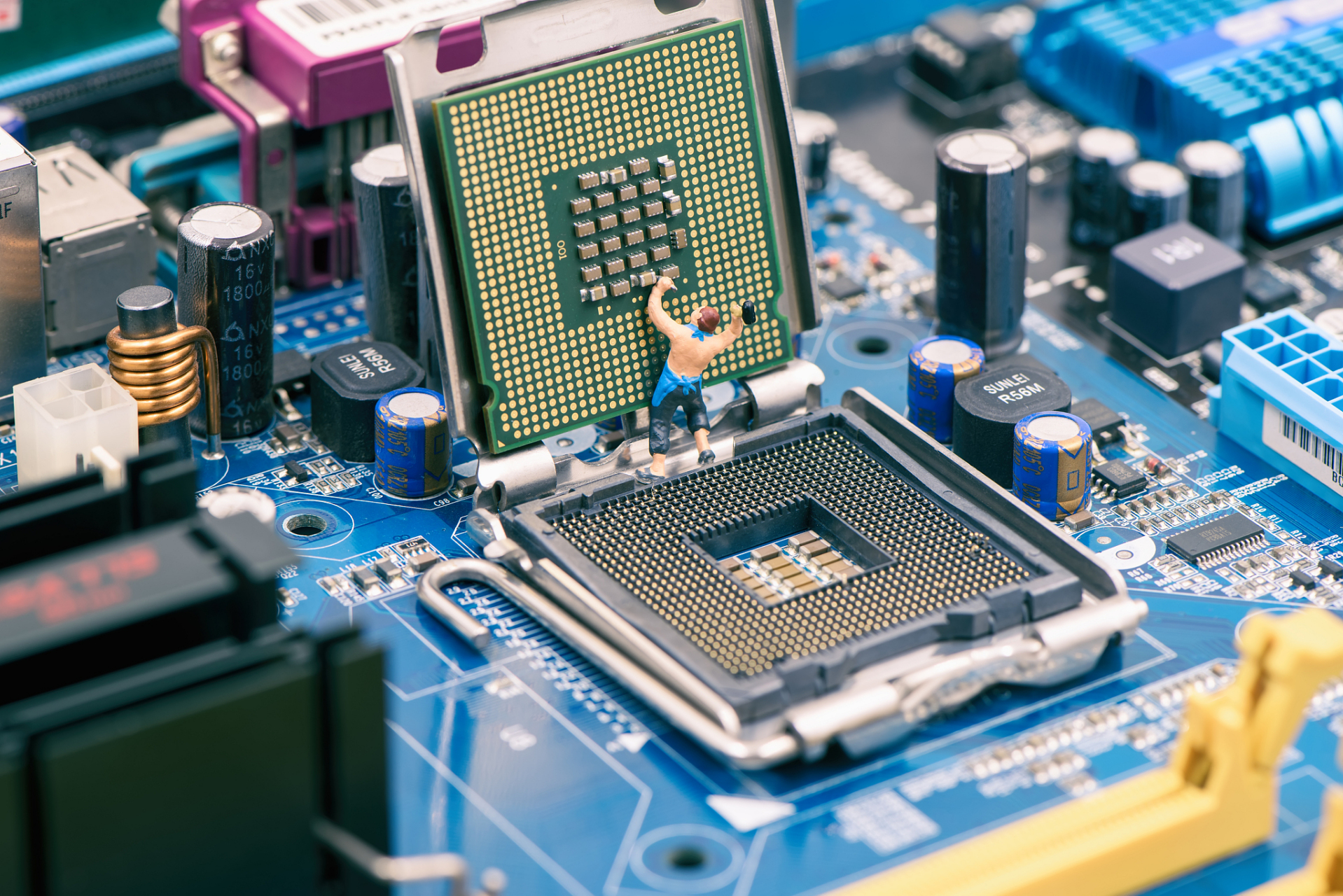 在芯片领域里,中芯国际和华为海思分别代表着中国高科技的领先地位.中