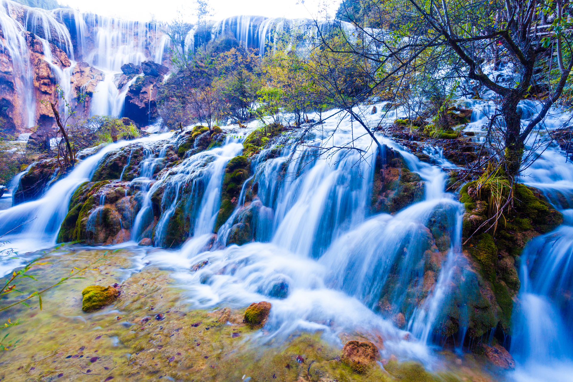 诺日朗瀑布位于中国四川省九寨沟,海拔2365米,瀑宽270米,高24.