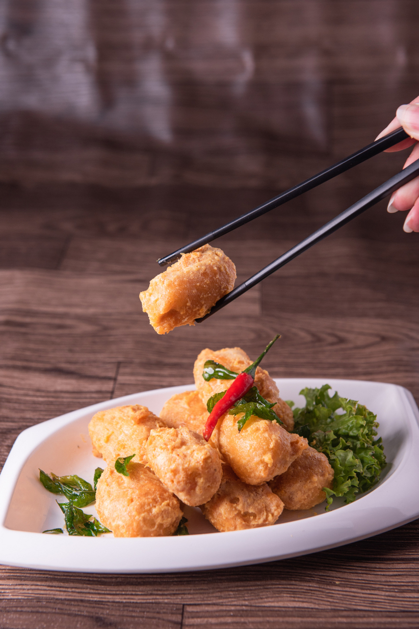 香滑鱼球:广东传统名菜,品尝鲈鱼的鲜美与营养 在广东,有一种美食,它