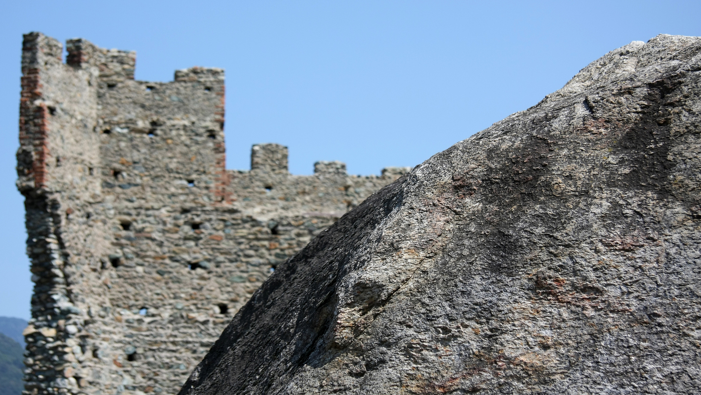 城墙岩群,原名"城墙砾岩",位于神农架的山麓,是一处自然奇观.