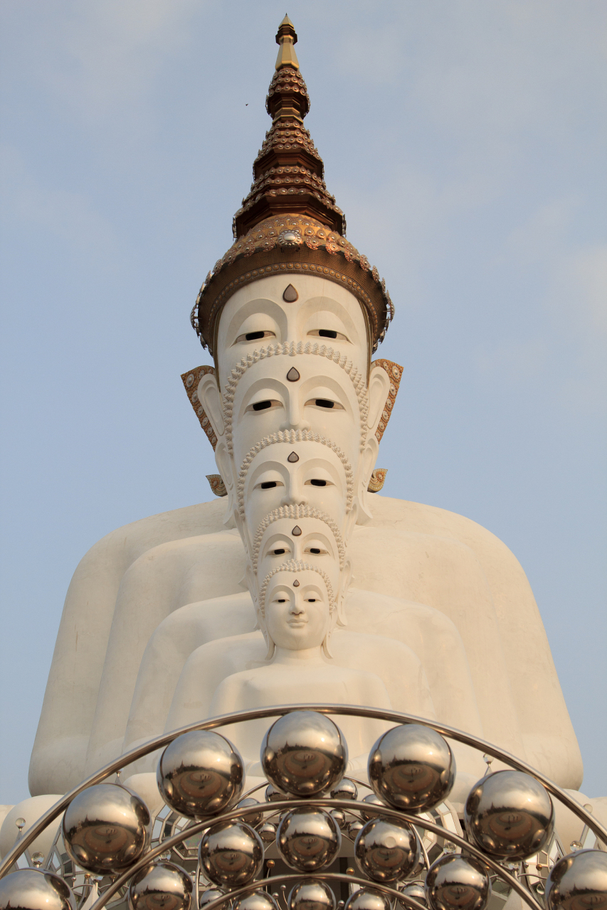 呼和浩特市的宝尔汗佛塔,是一座壮观的佛塔,塔高81.