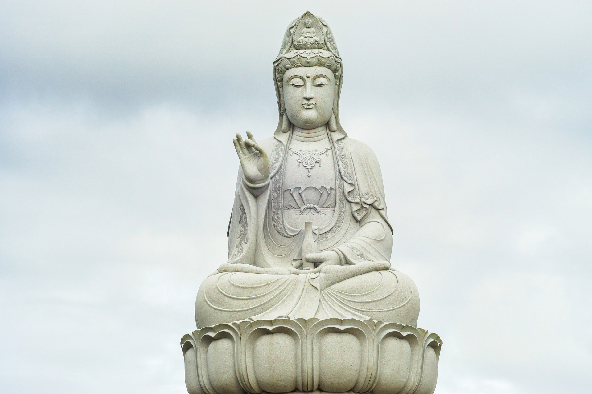 摘要:  观音菩萨是佛教中的慈悲与智慧的化身,被尊称为慈航大士或观世