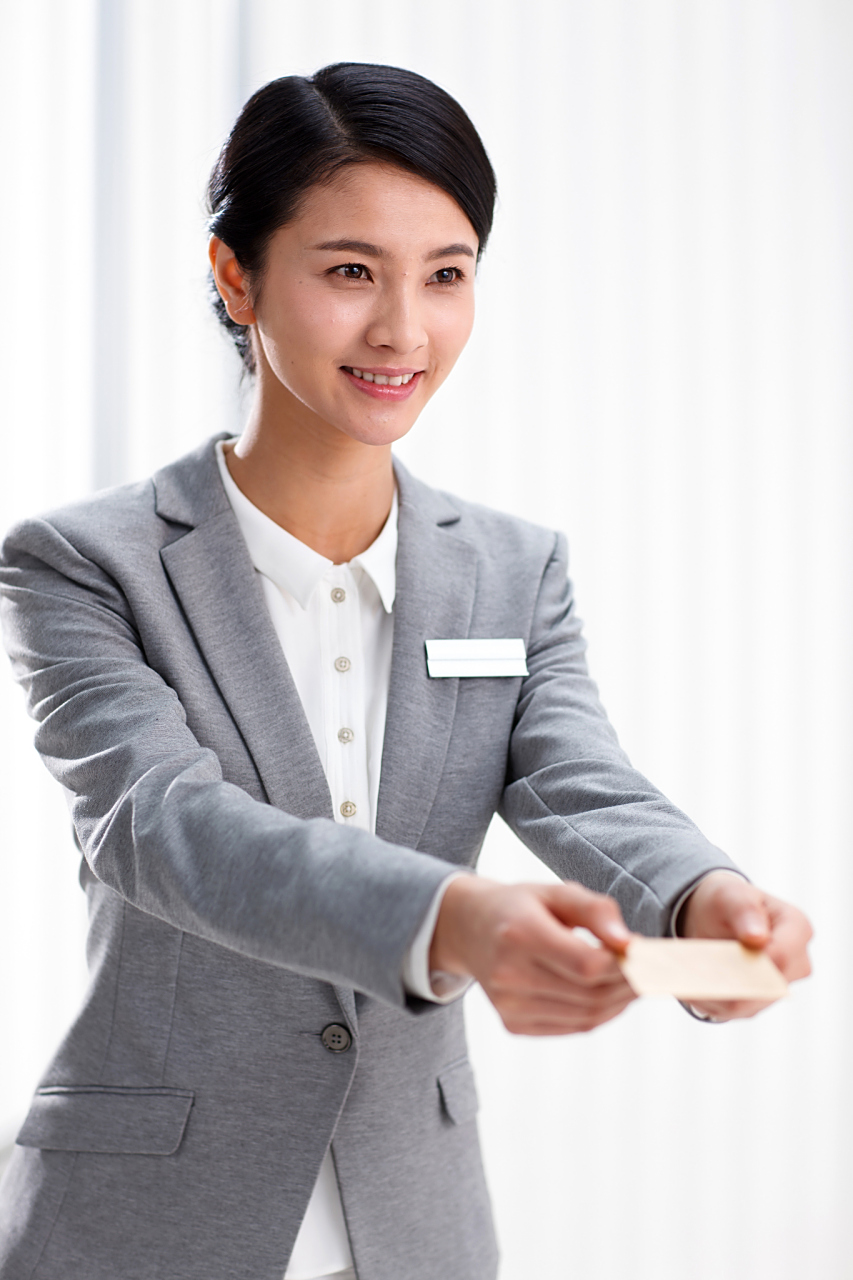 试用期因给客户倒水太满被辞退,刚毕业女子工资还没结清就被剔出工作