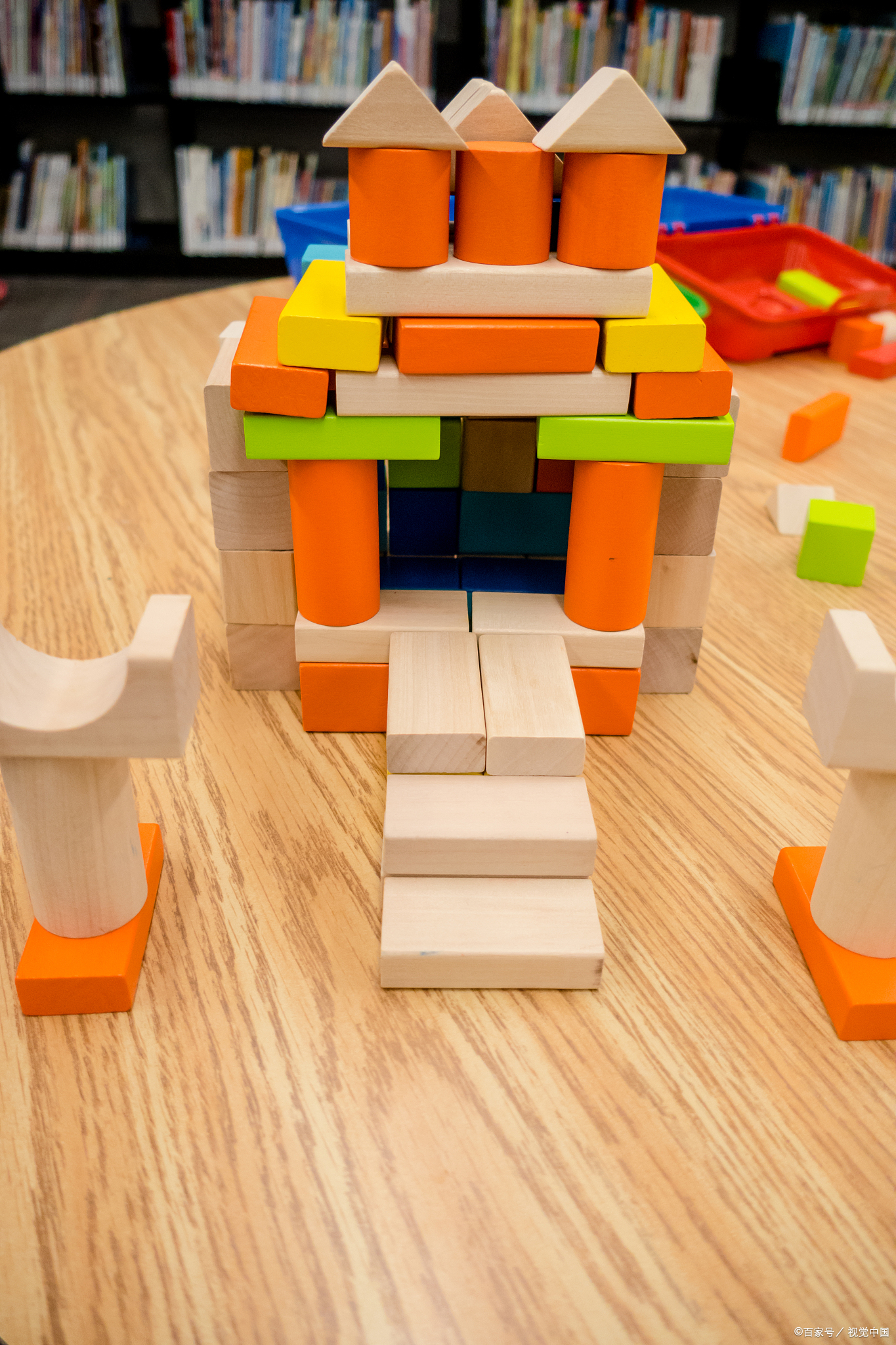 我家小宝贝自从开始玩积木,整天就沉浸在那个五彩斑斓的小世界里