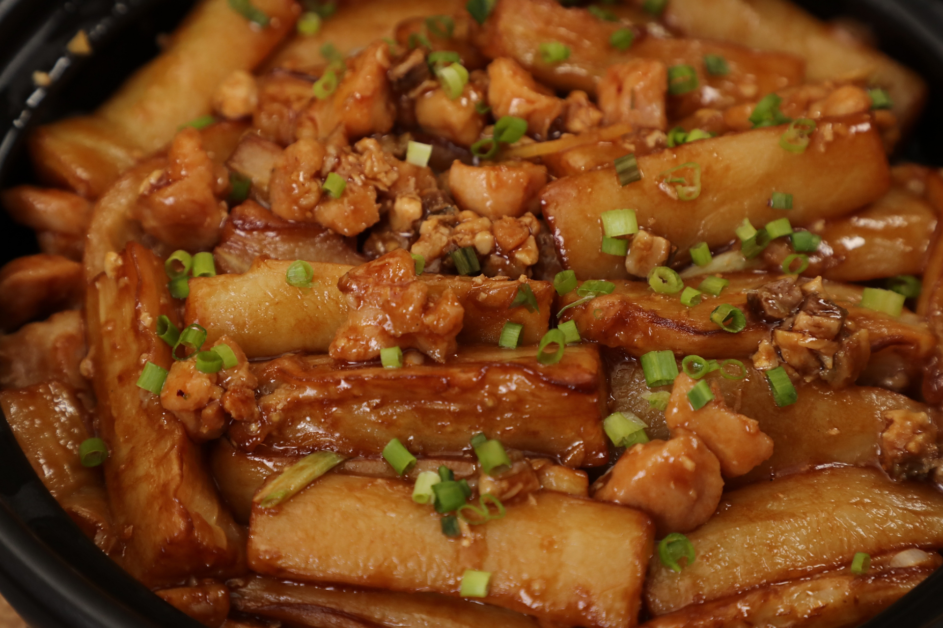 粉葛蒸肉是一道非常美味的家常菜,下面是一个简单的做法:  食材:猪