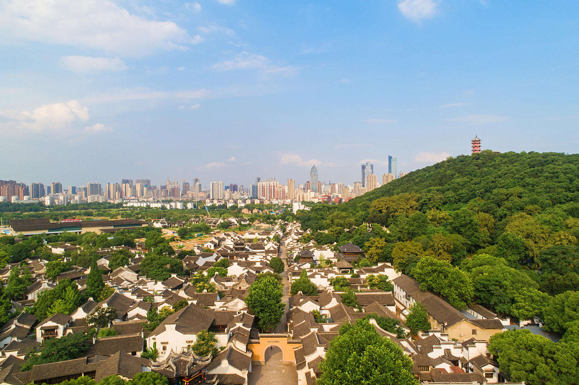 无锡惠山 惠山是无锡南部的一座山岳公园,这里有广场,花园, 模型建筑