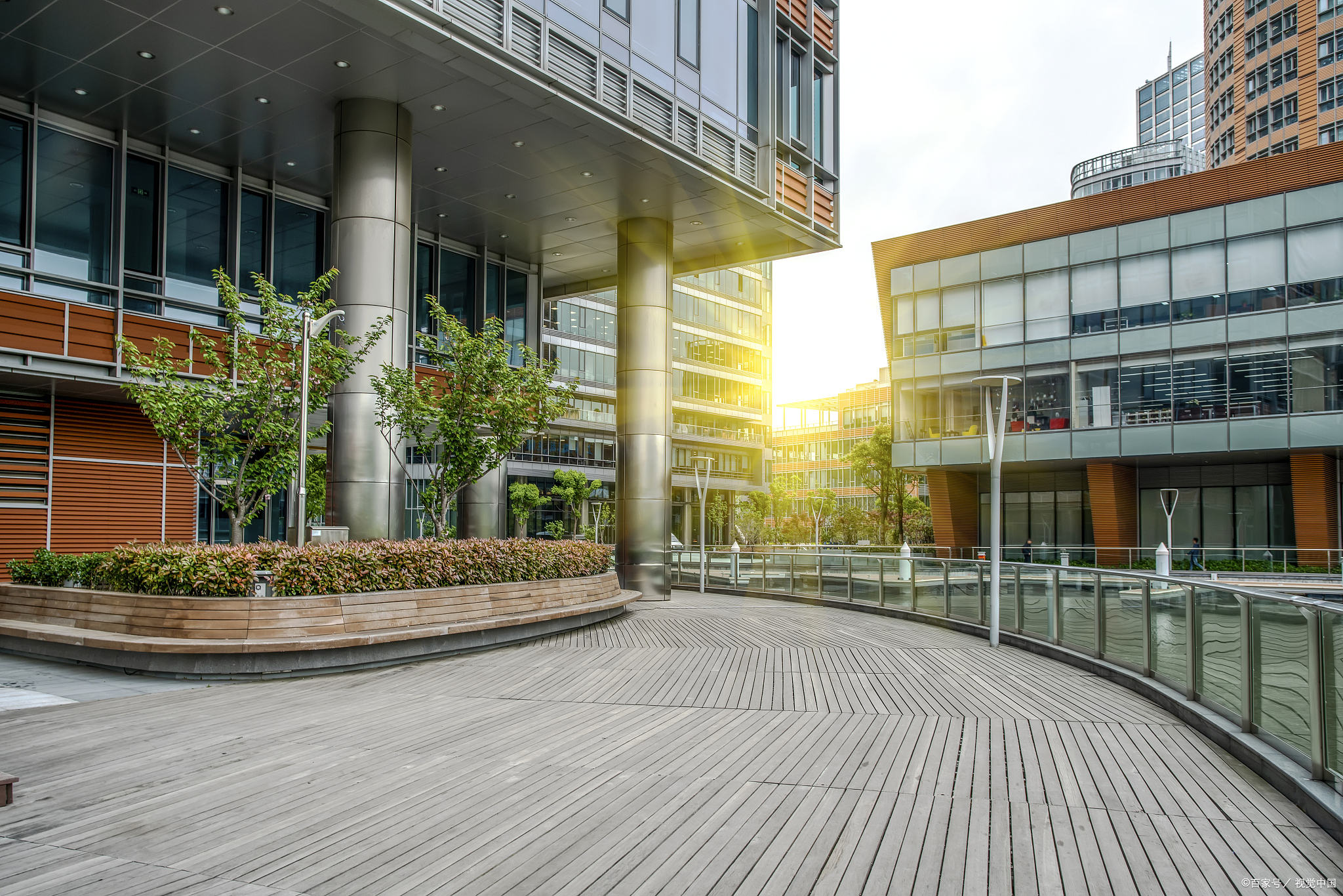 香港科技大学位于风景秀丽的九龙清水湾,学校特意将优美的景致留噶怂