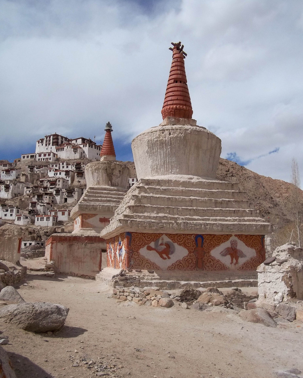 在西藏自治区日喀则市江孜县的江孜镇上,有一座独特的藏传佛教寺院