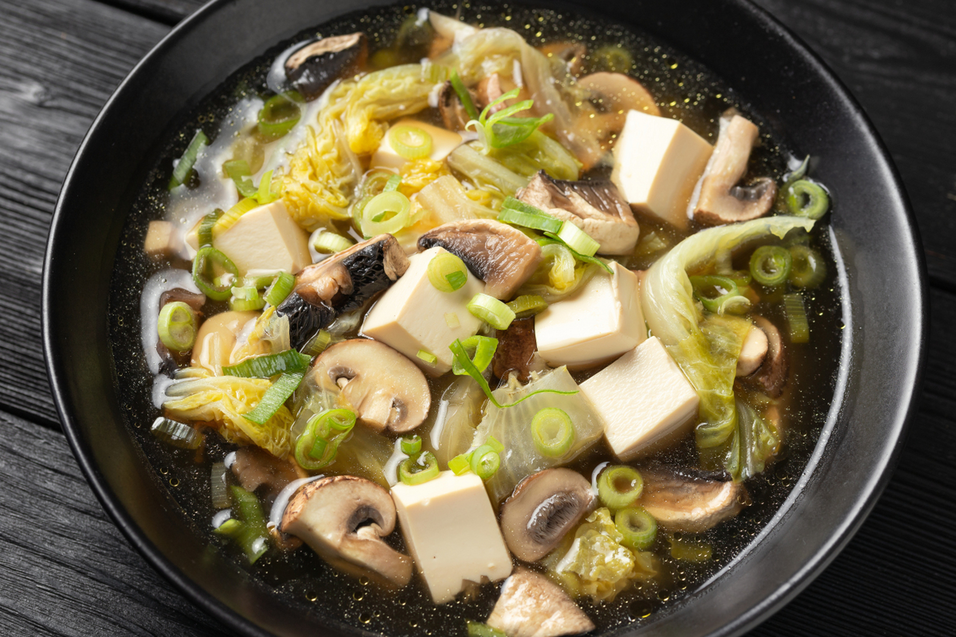 一道香菇青菜炖豆腐,让你在春日里品尝健康的美食.#春日美食# #炖菜
