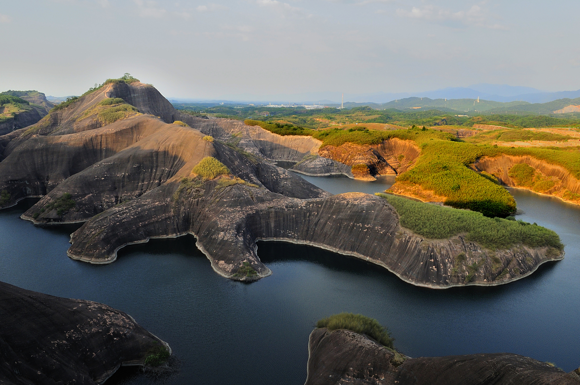 高椅岭风景区位于湖南省郴州市苏仙区桥口镇与资兴市交界处,它与飞天