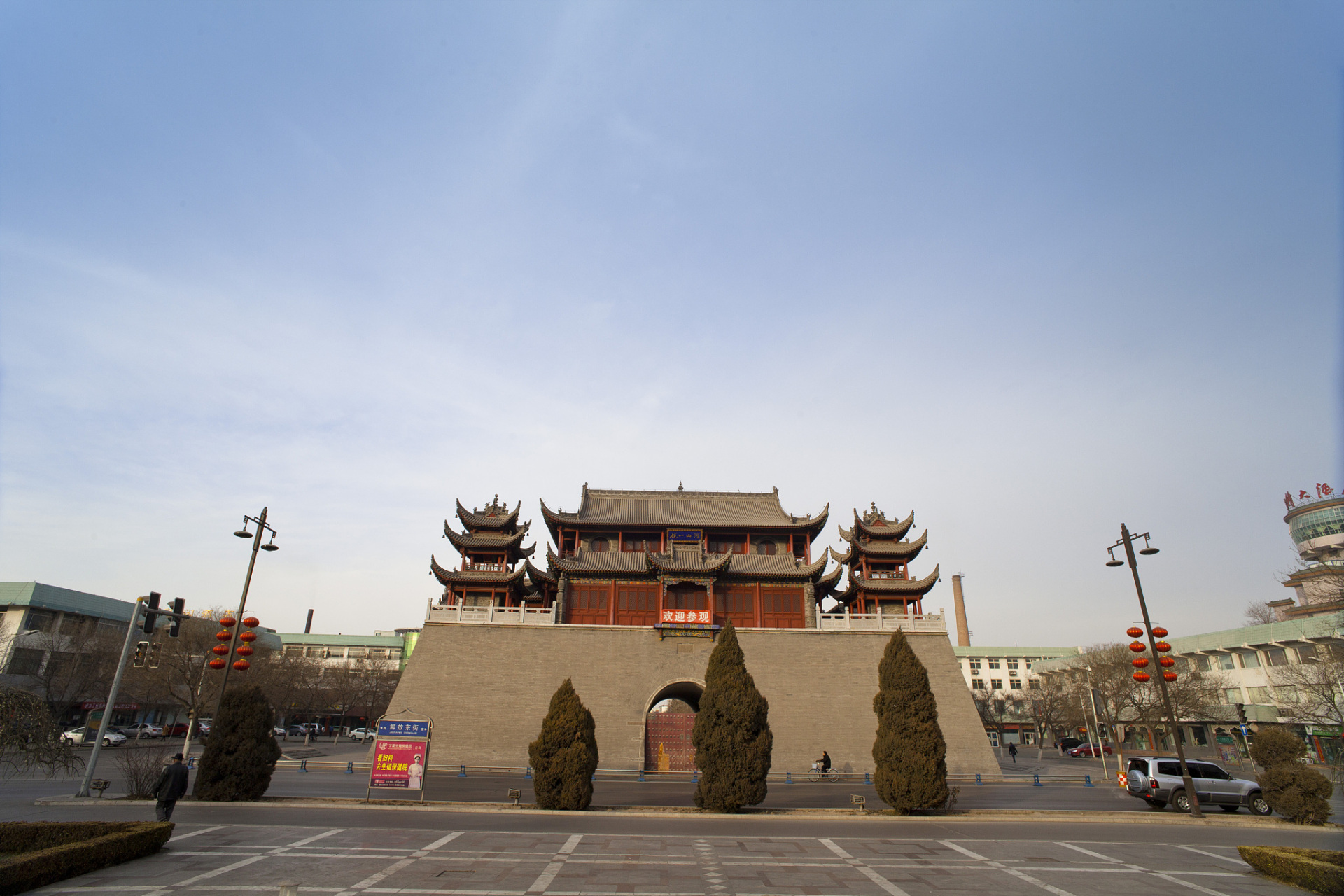 近年来,ts市投入巨资对天水古城(西关古城)进行修复,但修复后的结果却