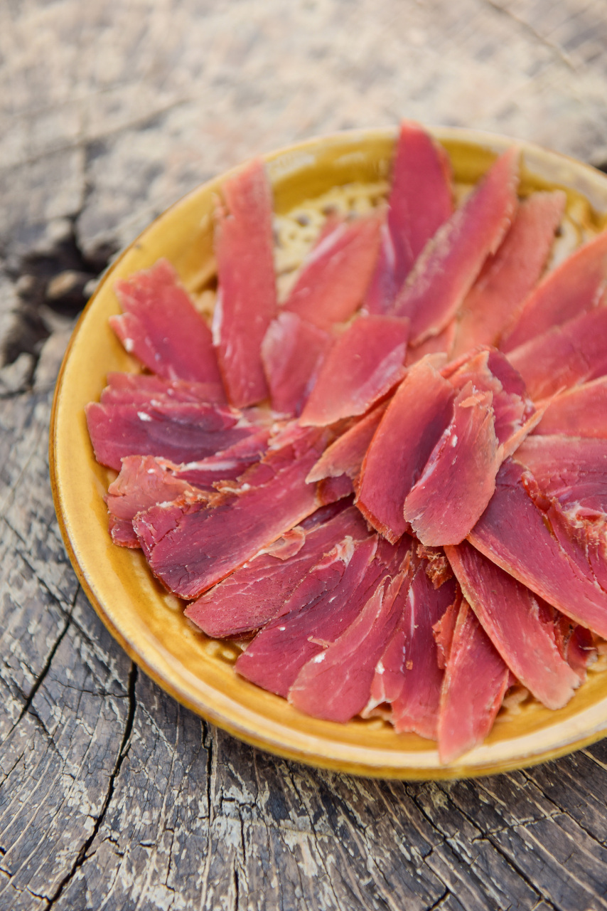 耀南火腿是云南玉溪的特色美食,以传统工艺和独特风味而闻名.